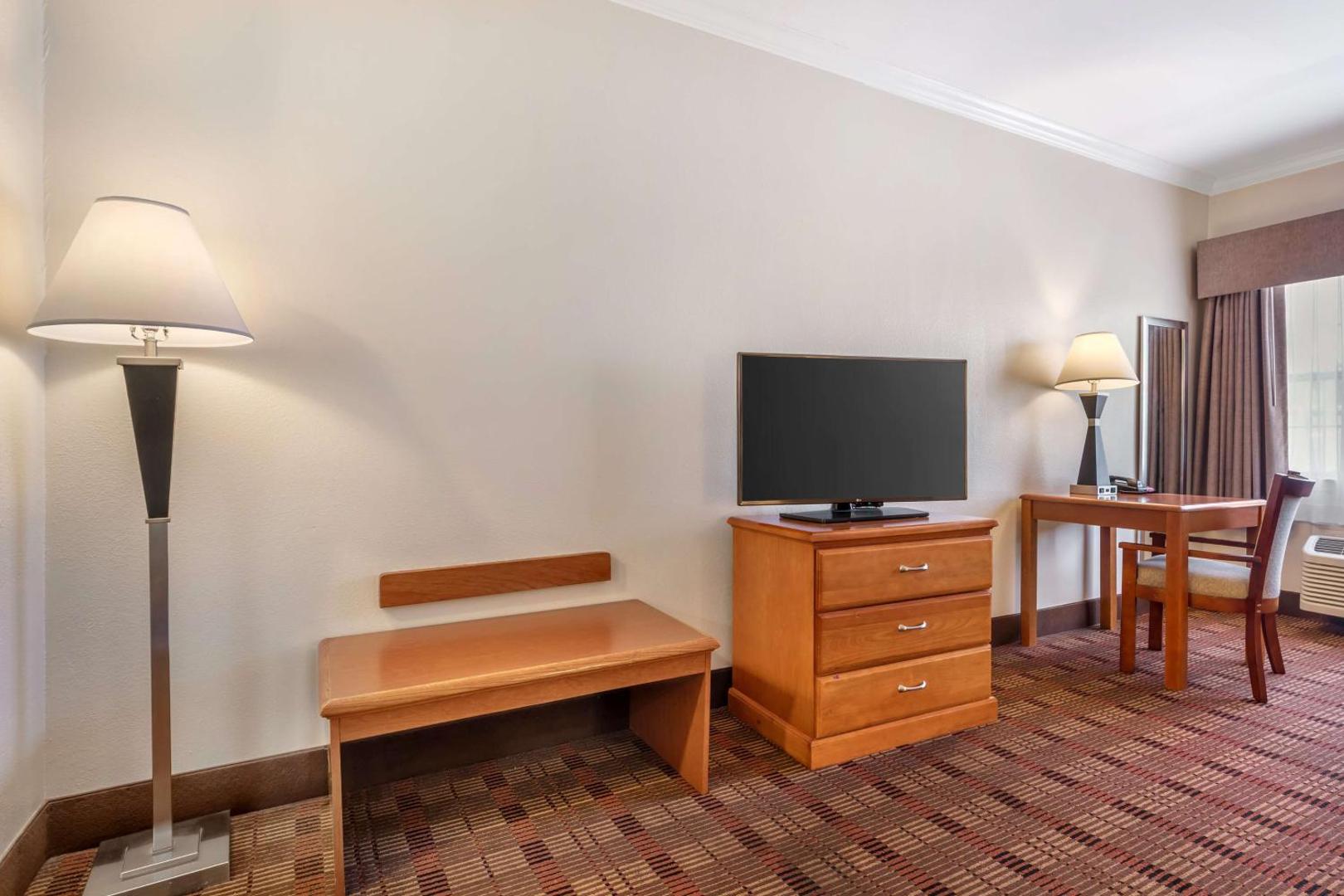 Best Western Club House Inn & Suites