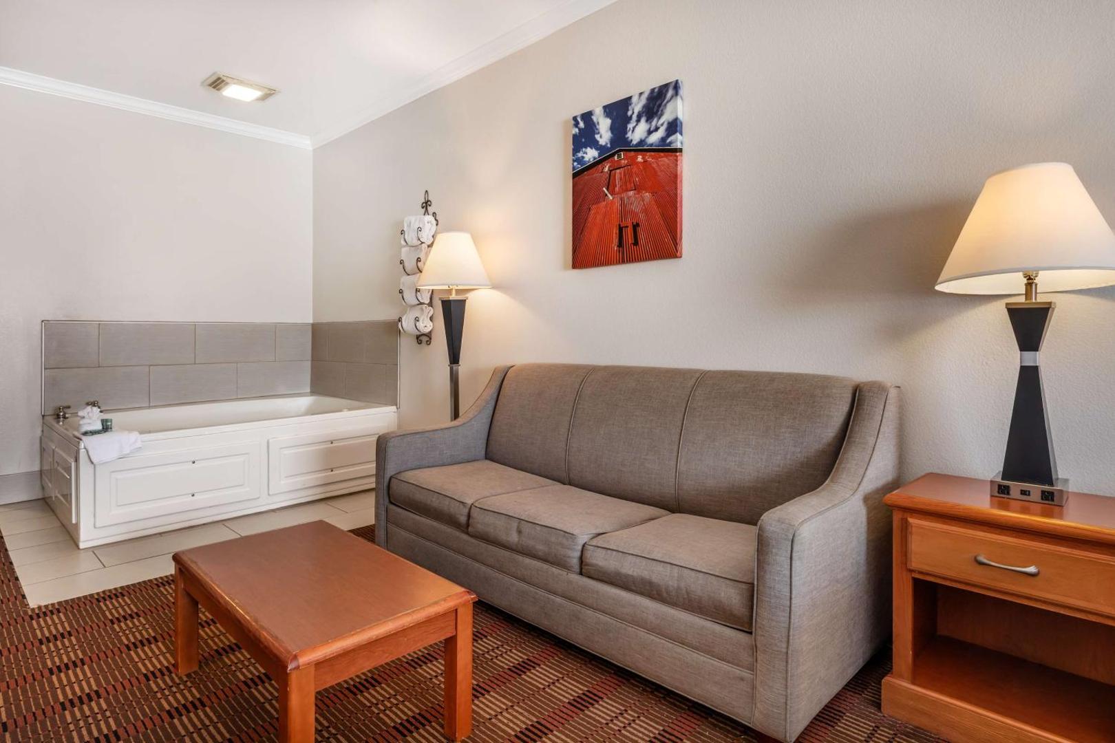 Best Western Club House Inn & Suites
