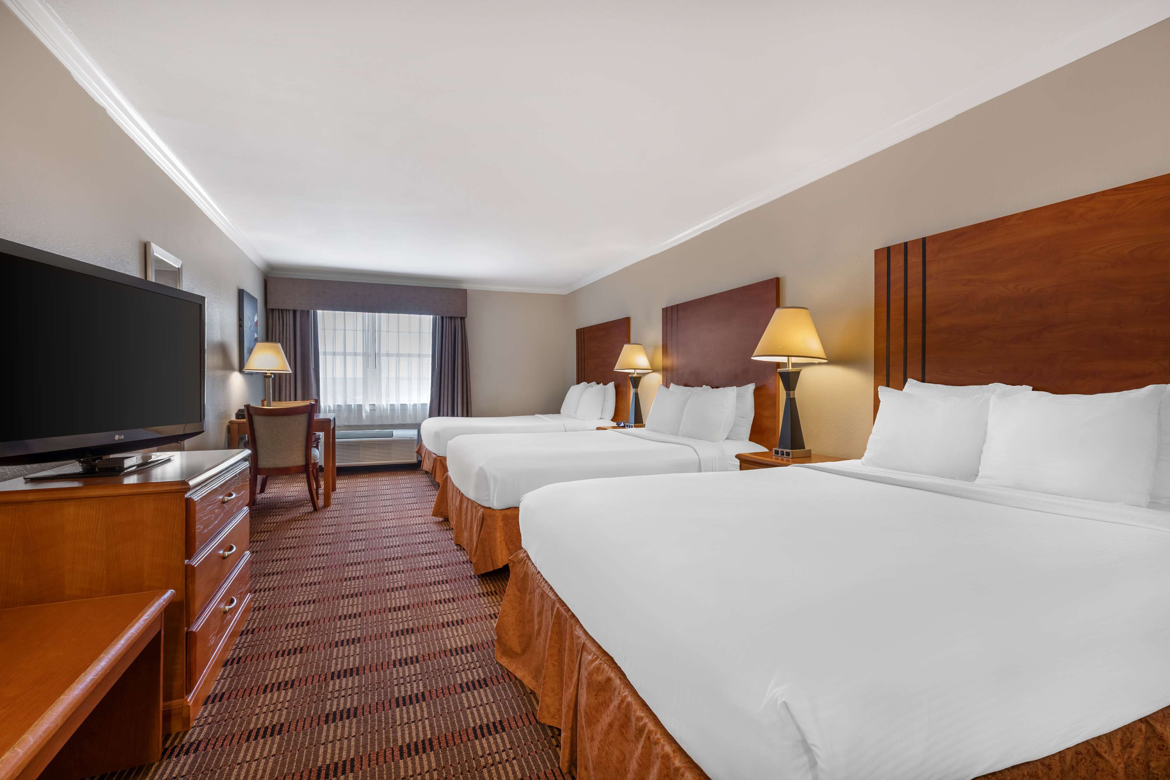 Best Western Club House Inn & Suites