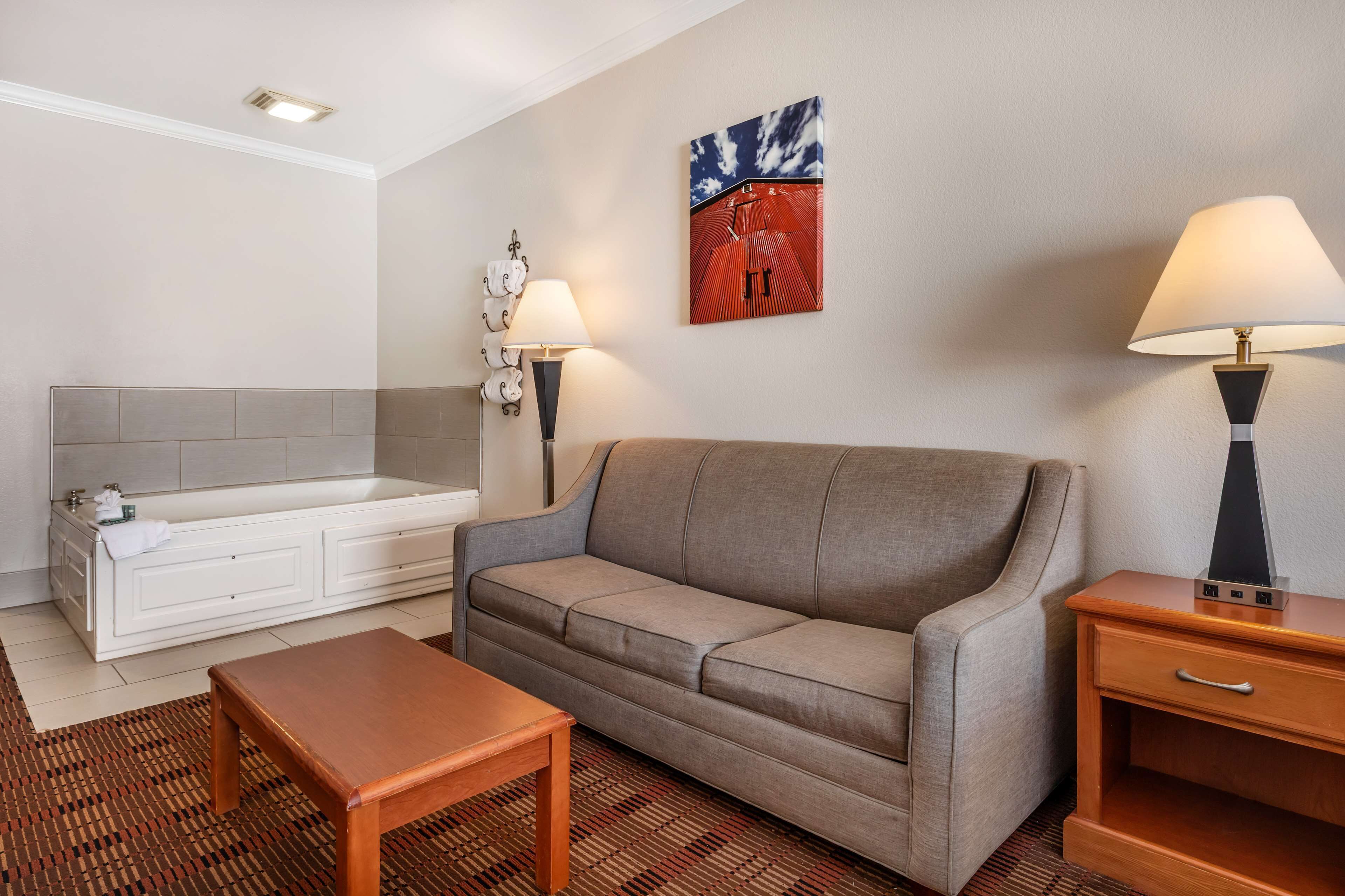 Best Western Club House Inn & Suites