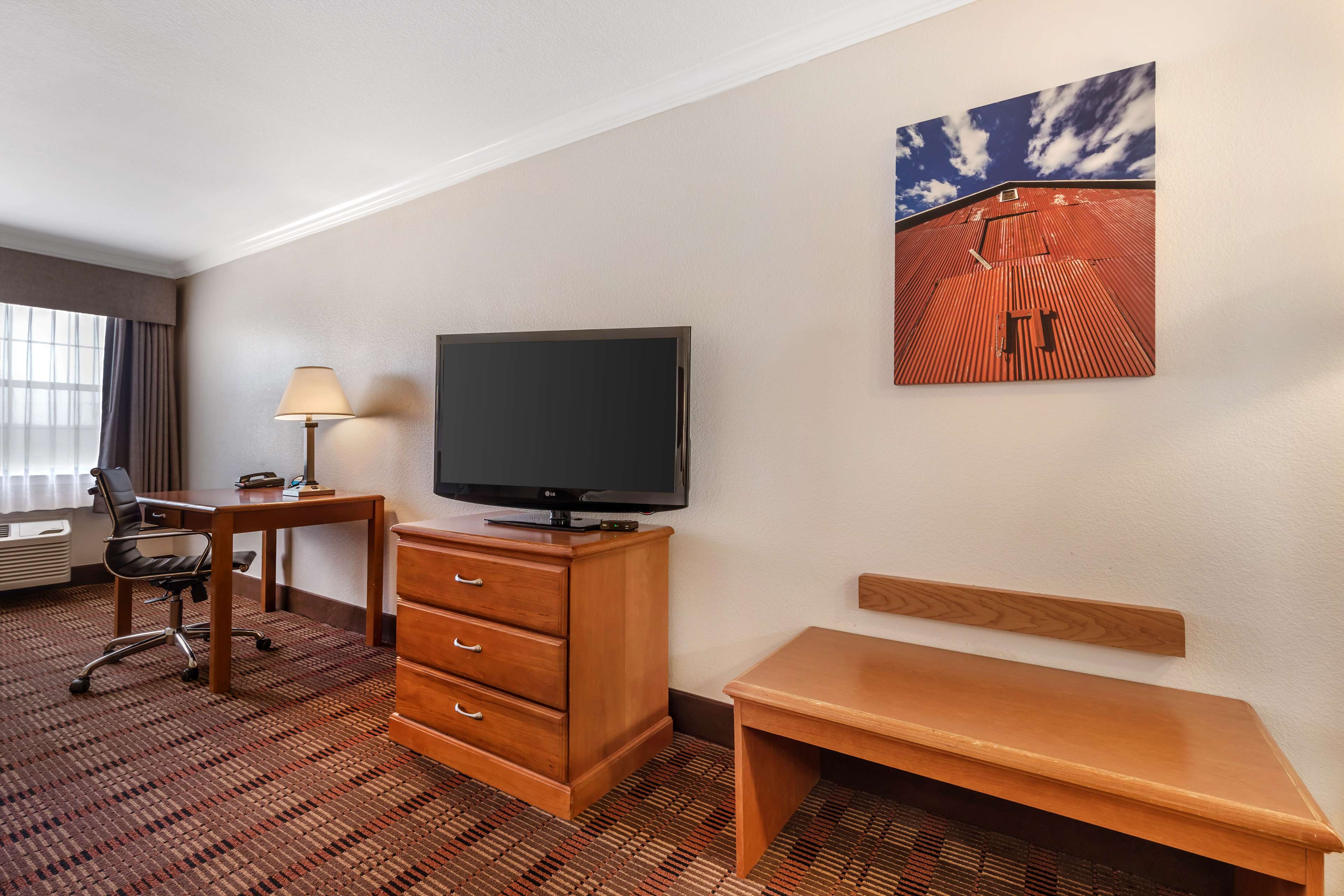 Best Western Club House Inn & Suites