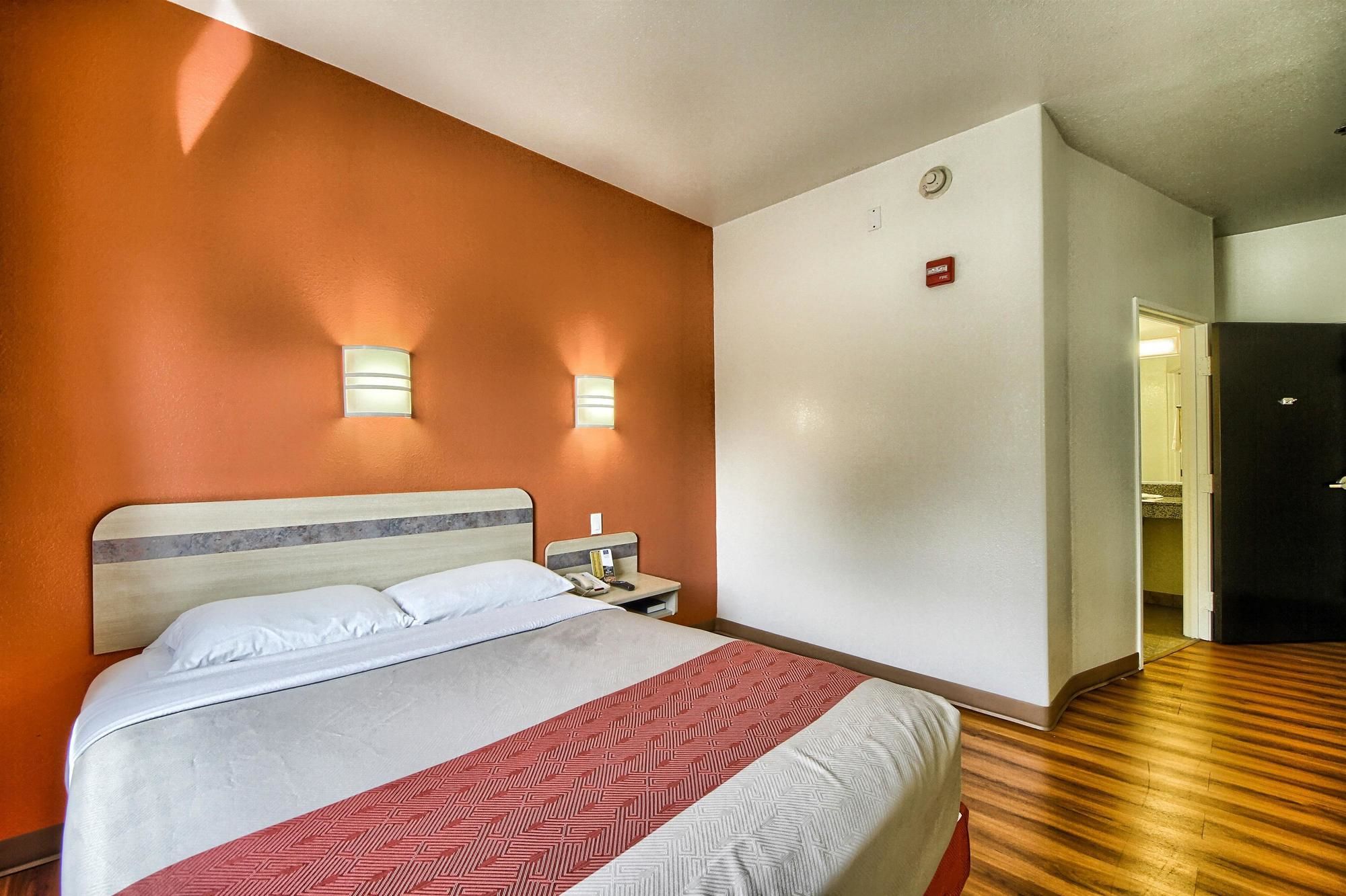 Motel 6 Mission