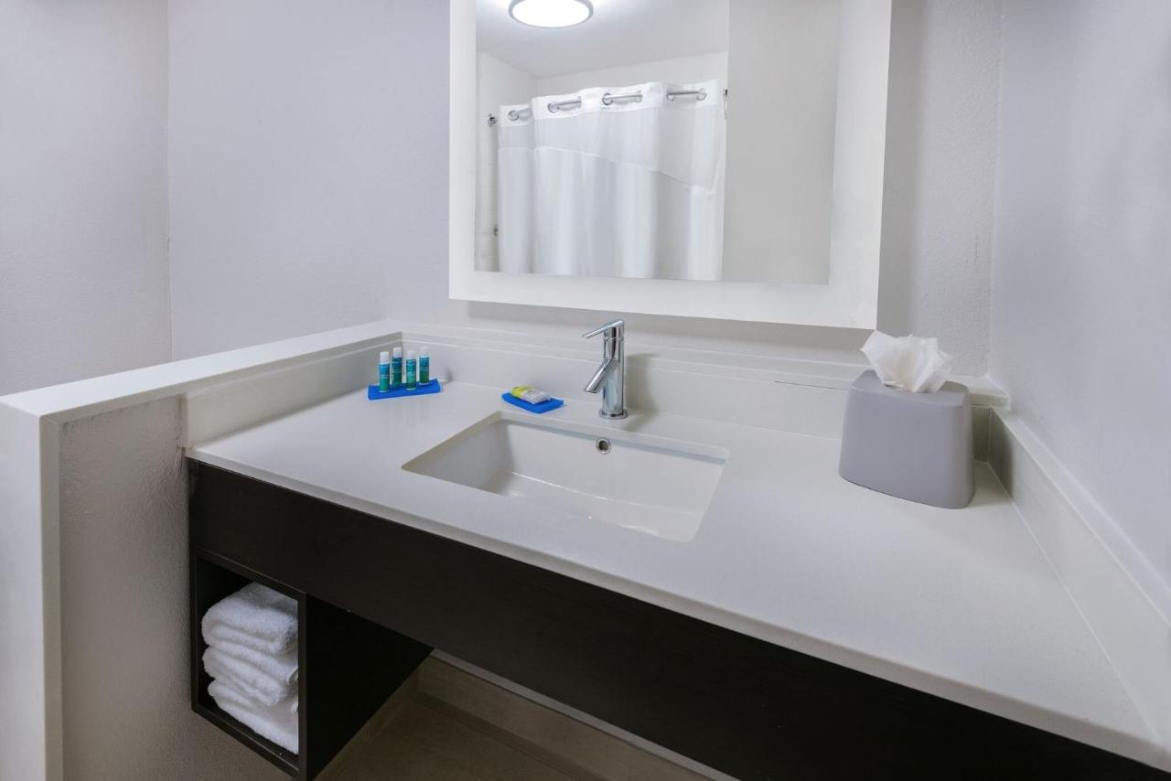 Holiday Inn Express & Suites Missouri City West
