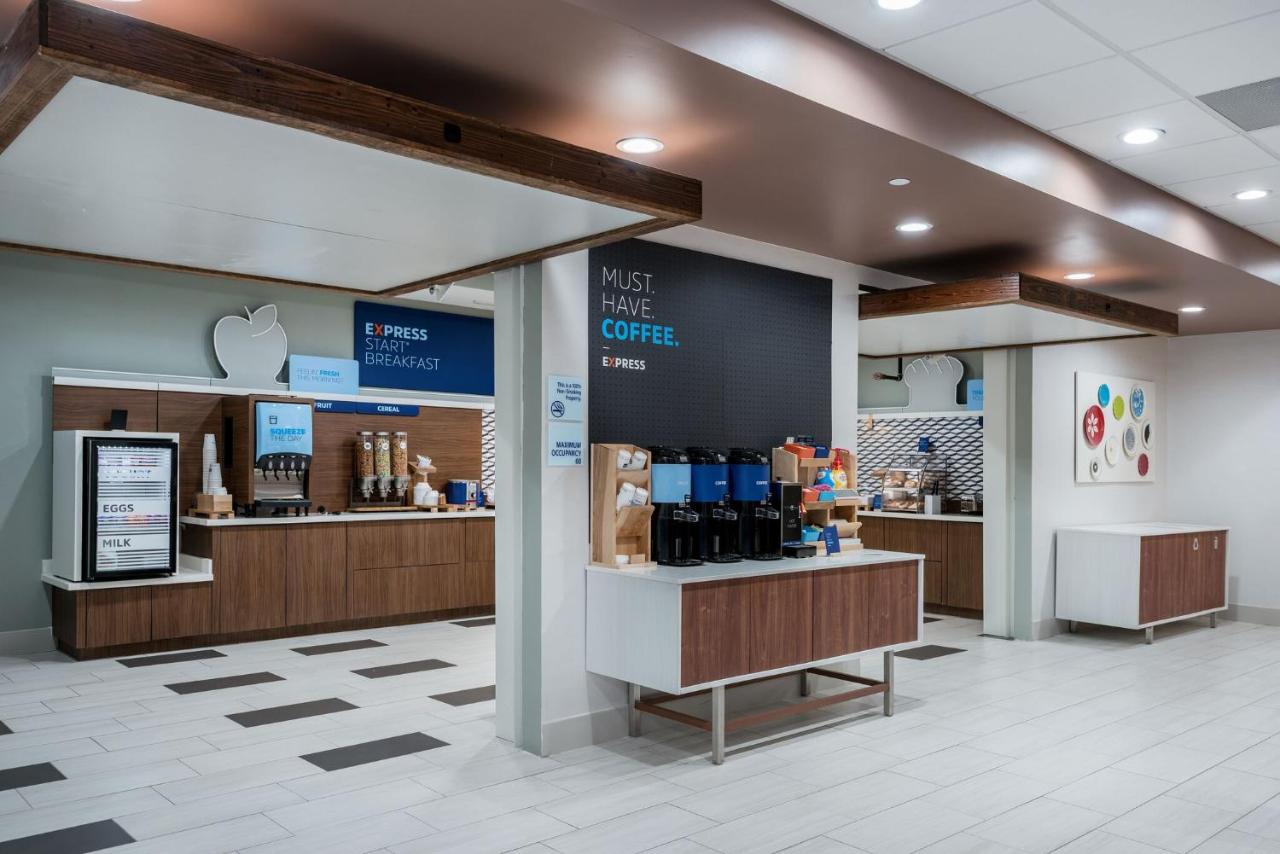 Holiday Inn Express & Suites Missouri City West
