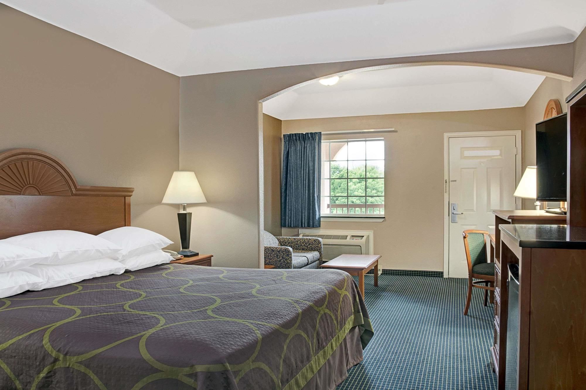 Super 8 by Wyndham Montgomery/ Lake Conroe
