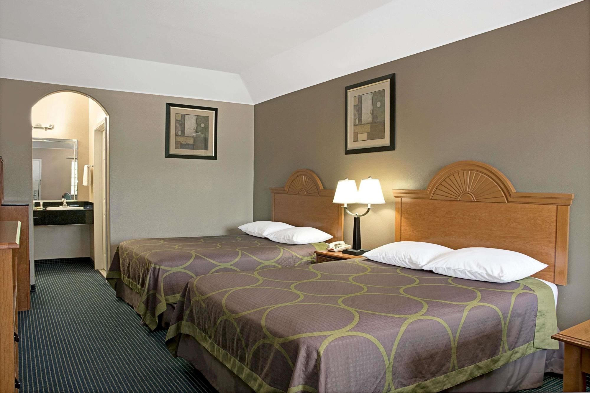 Super 8 by Wyndham Montgomery/ Lake Conroe