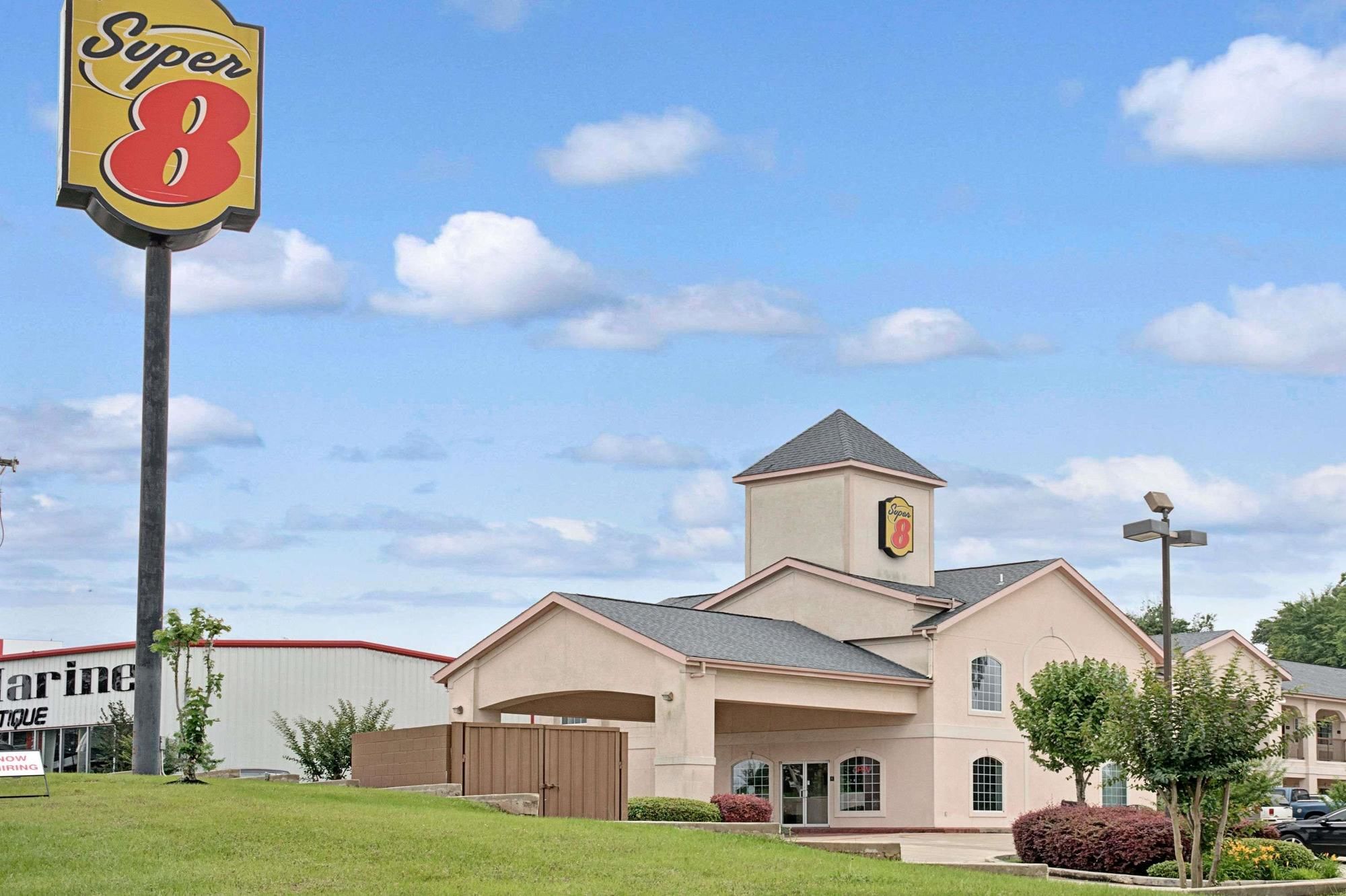 Super 8 by Wyndham Montgomery/ Lake Conroe