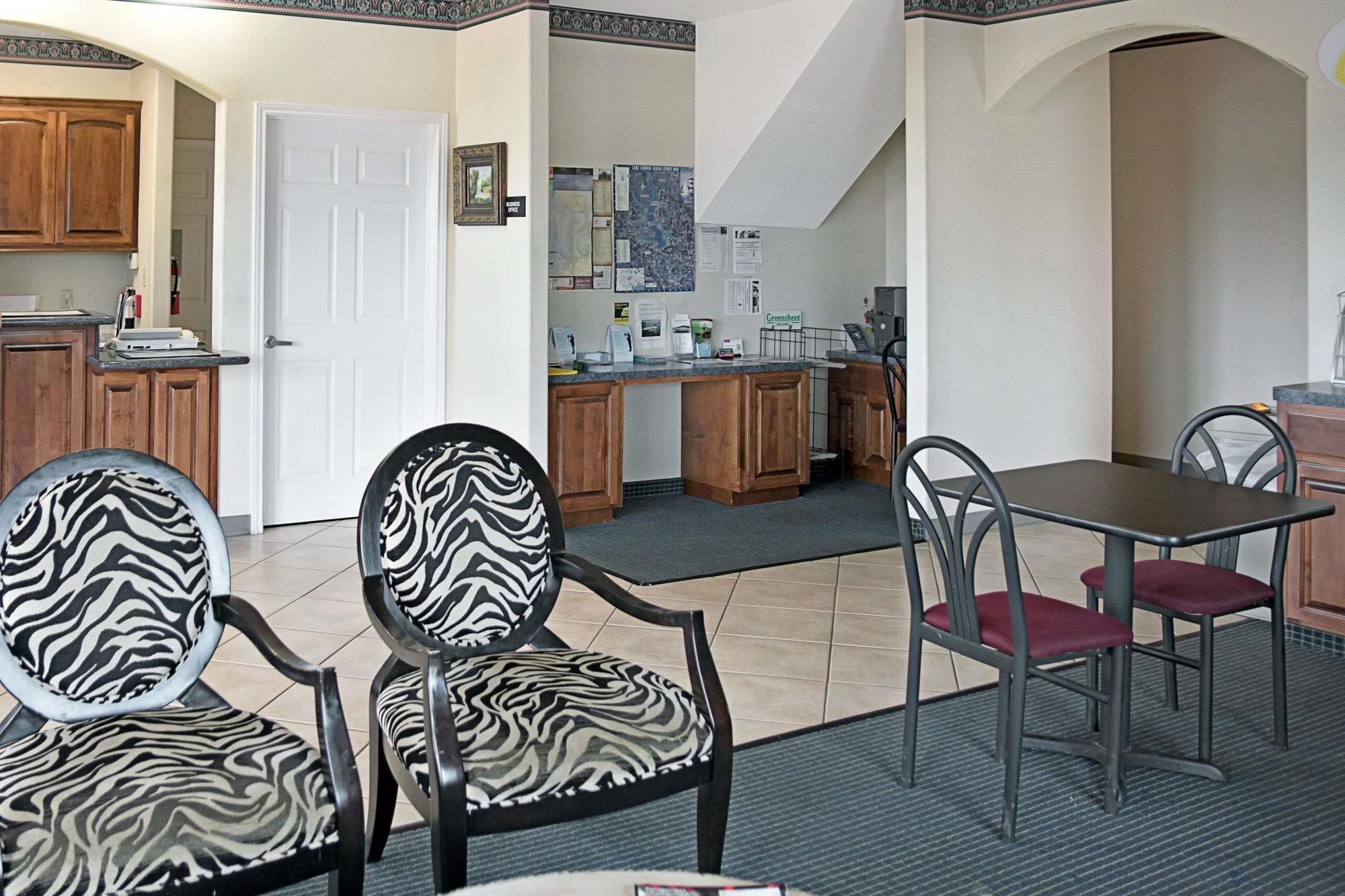 Super 8 by Wyndham Montgomery/ Lake Conroe