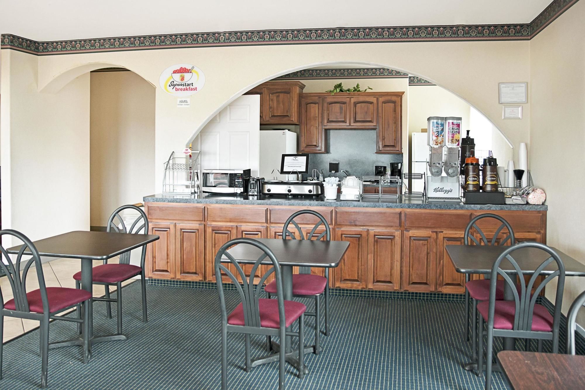 Super 8 by Wyndham Montgomery/ Lake Conroe