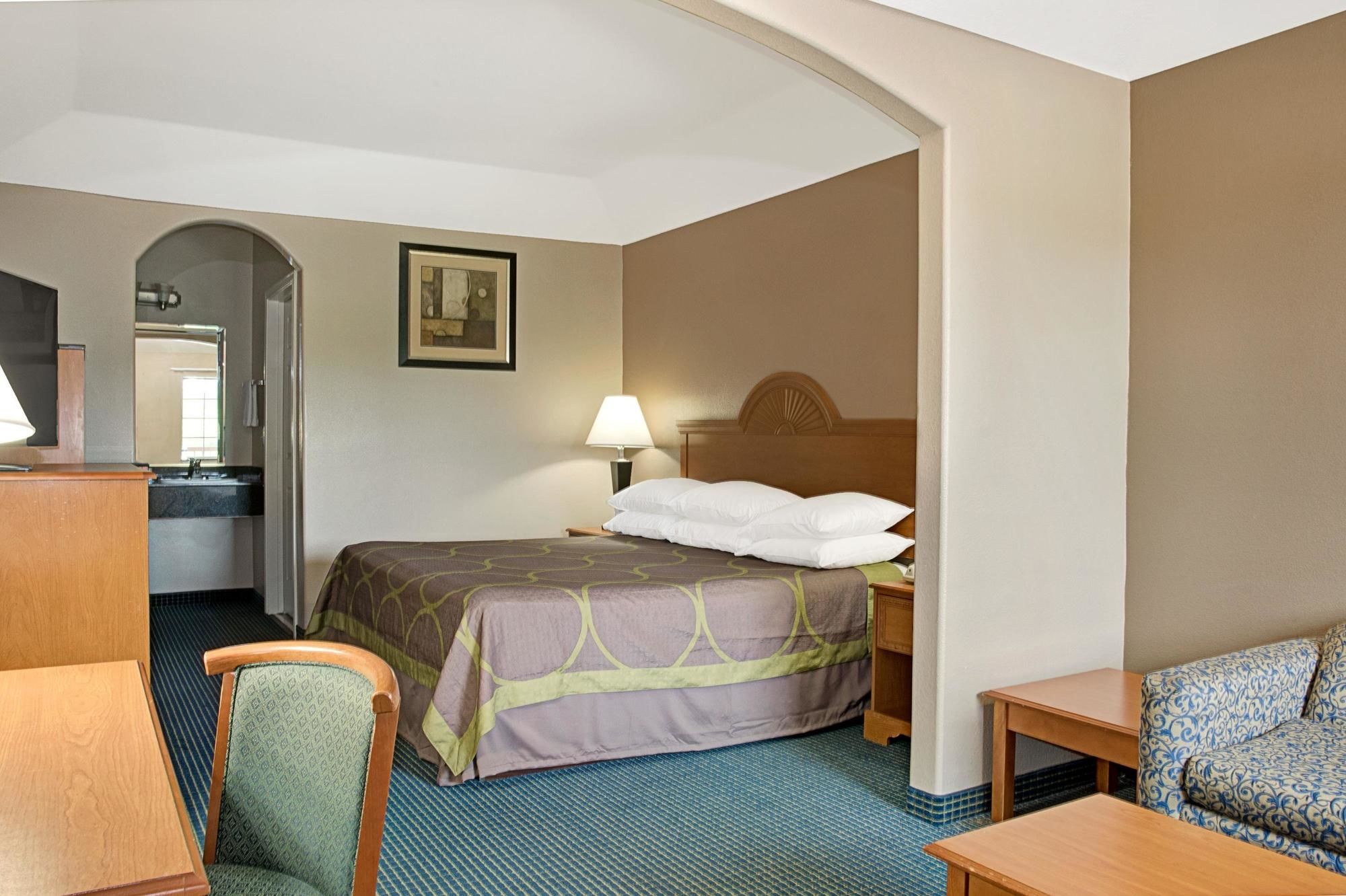 Super 8 by Wyndham Montgomery/ Lake Conroe