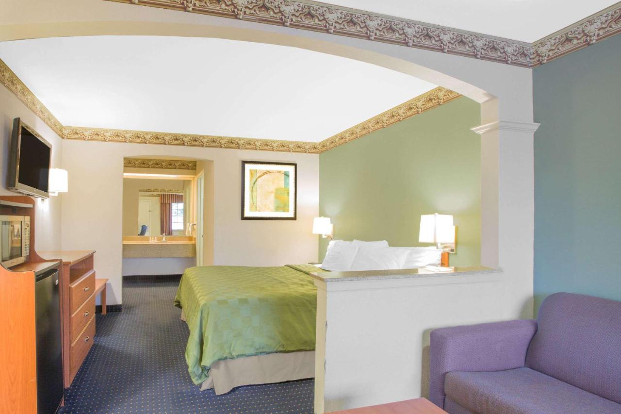 Days Inn by Wyndham Nacogdoches/SFA University/Downtown