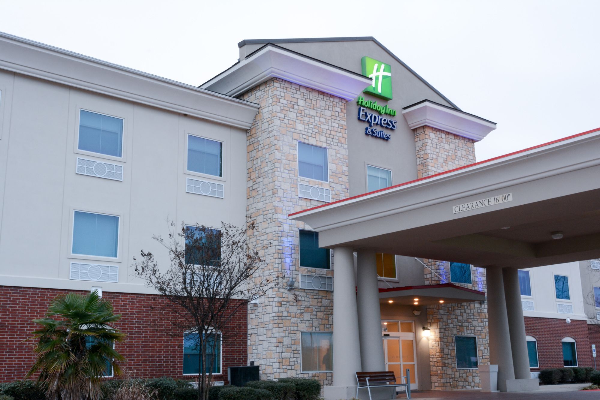 Holiday Inn Express & Suites New Boston