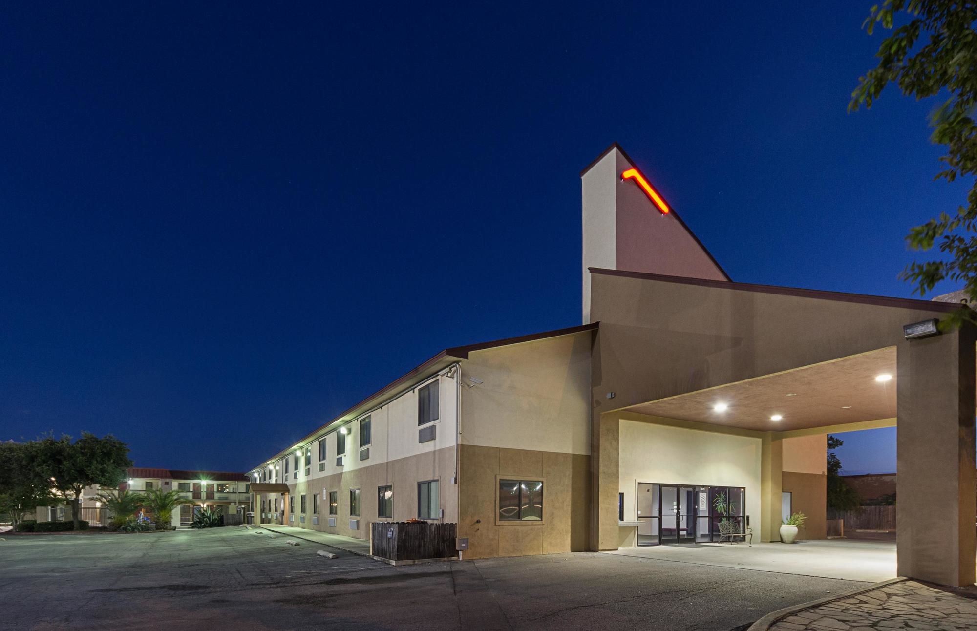 Super 8 by Wyndham New Braunfels I-35