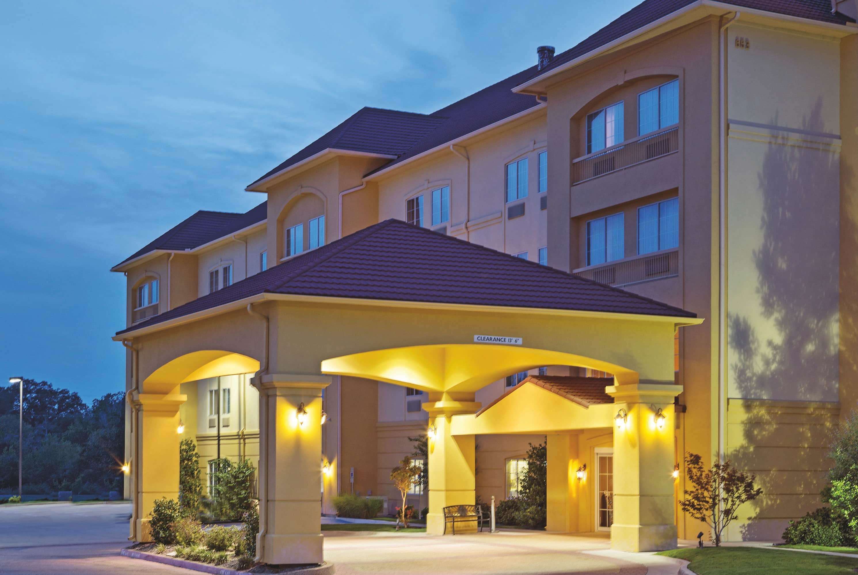 La Quinta Inn & Suites by Wyndham Fort Worth NE Mall