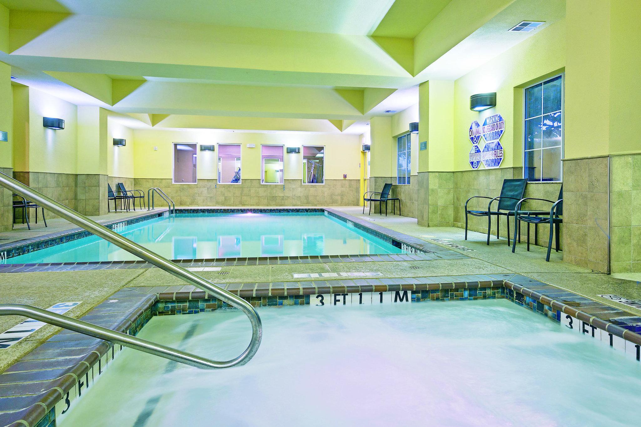 La Quinta Inn & Suites by Wyndham Fort Worth NE Mall