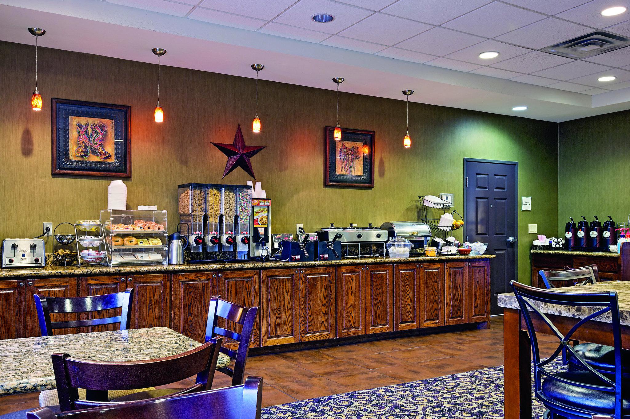 La Quinta Inn & Suites by Wyndham Fort Worth NE Mall