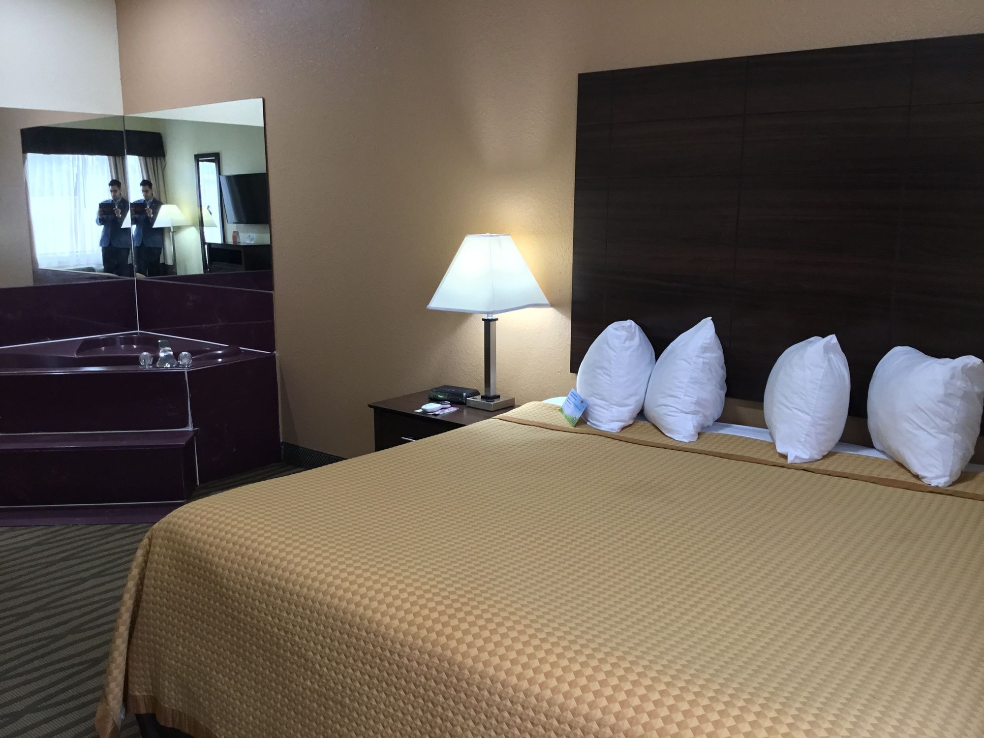 Days Inn & Suites by Wyndham Pasadena