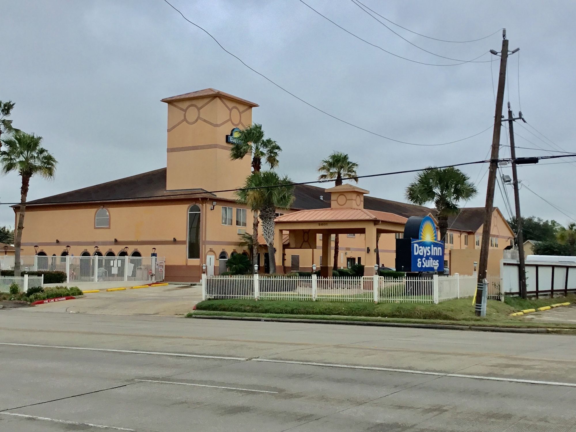 Days Inn & Suites by Wyndham Pasadena