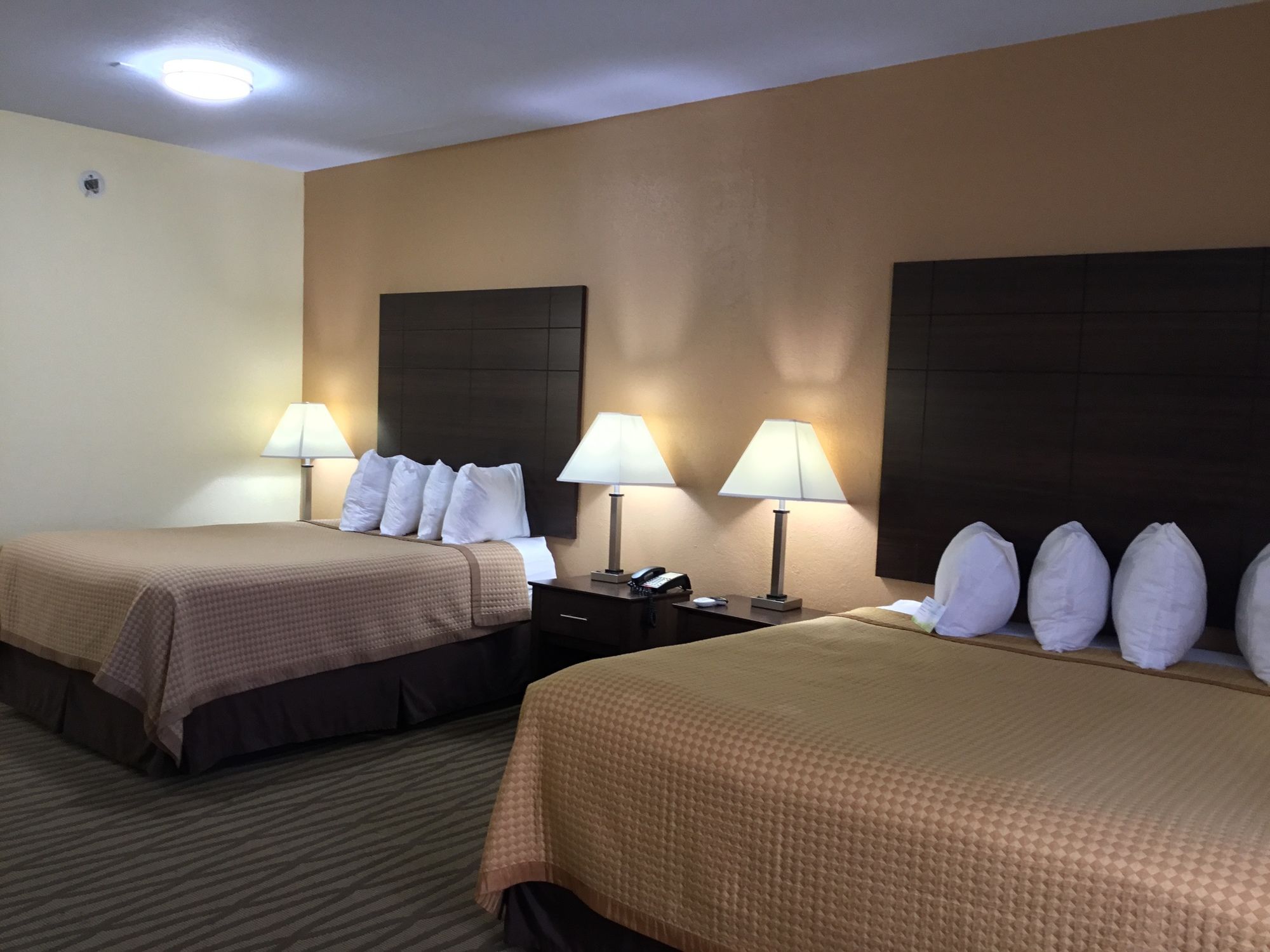 Days Inn & Suites by Wyndham Pasadena