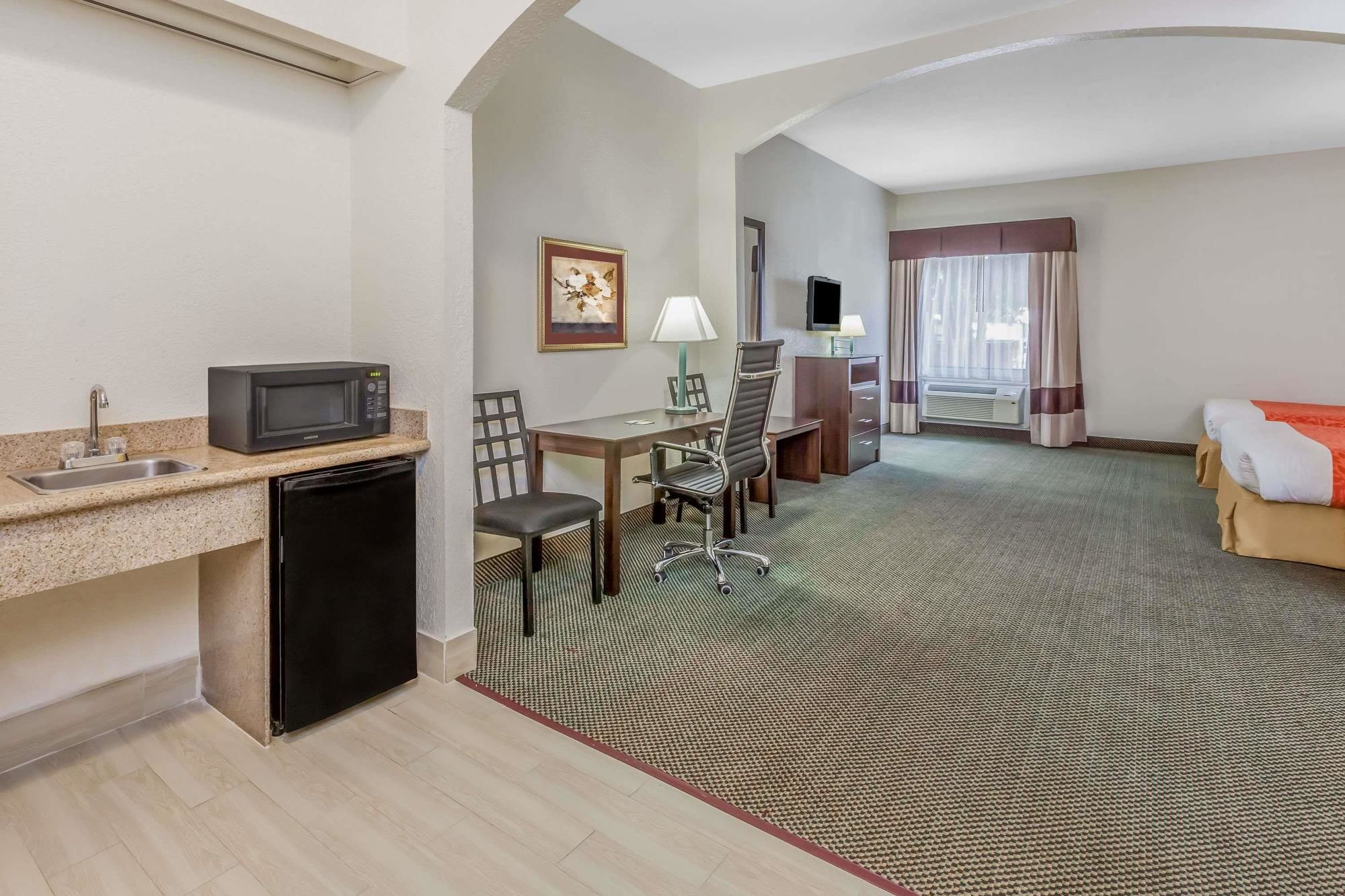 Days Inn & Suites by Wyndham Pasadena