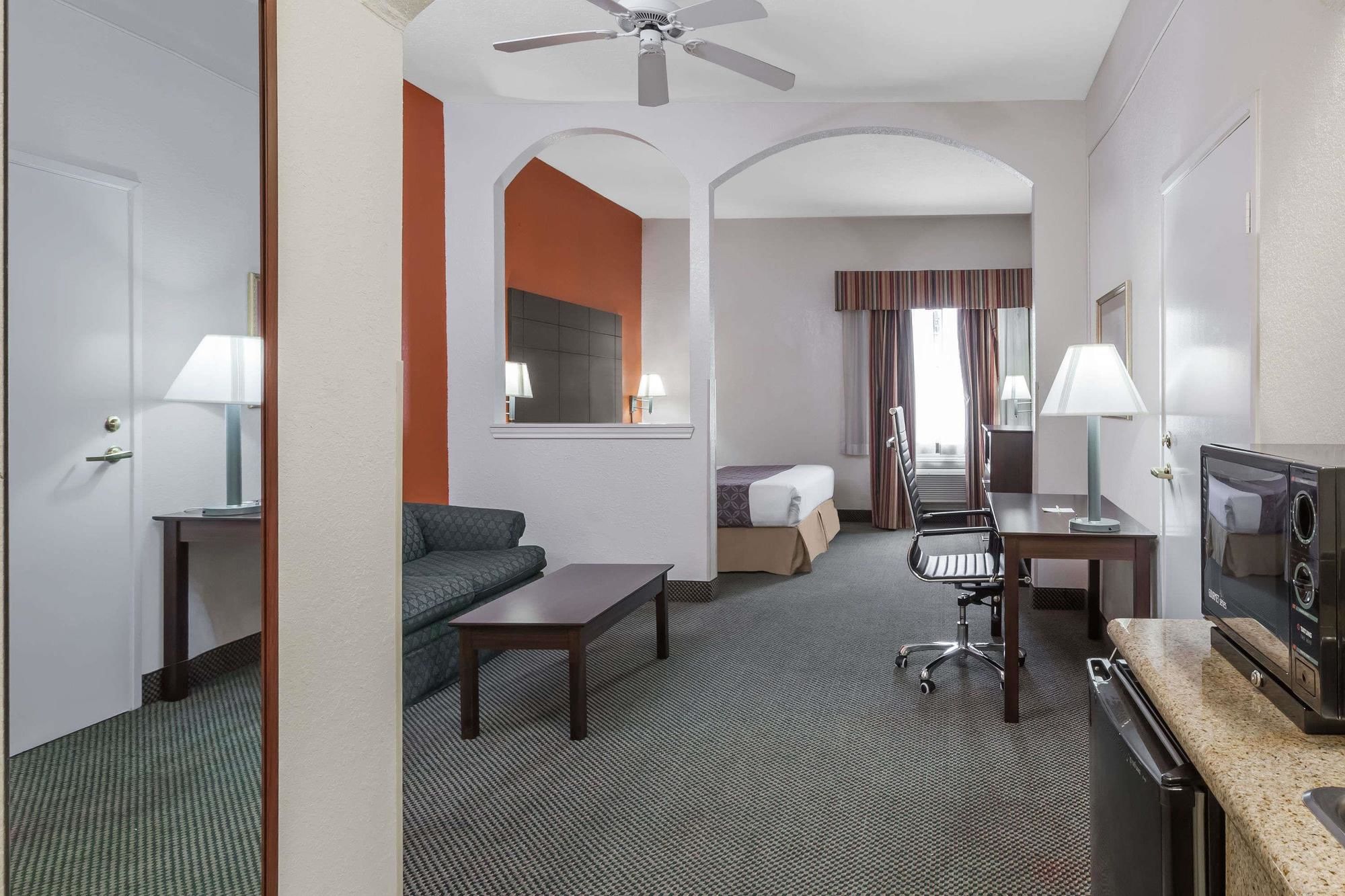 Days Inn & Suites by Wyndham Pasadena