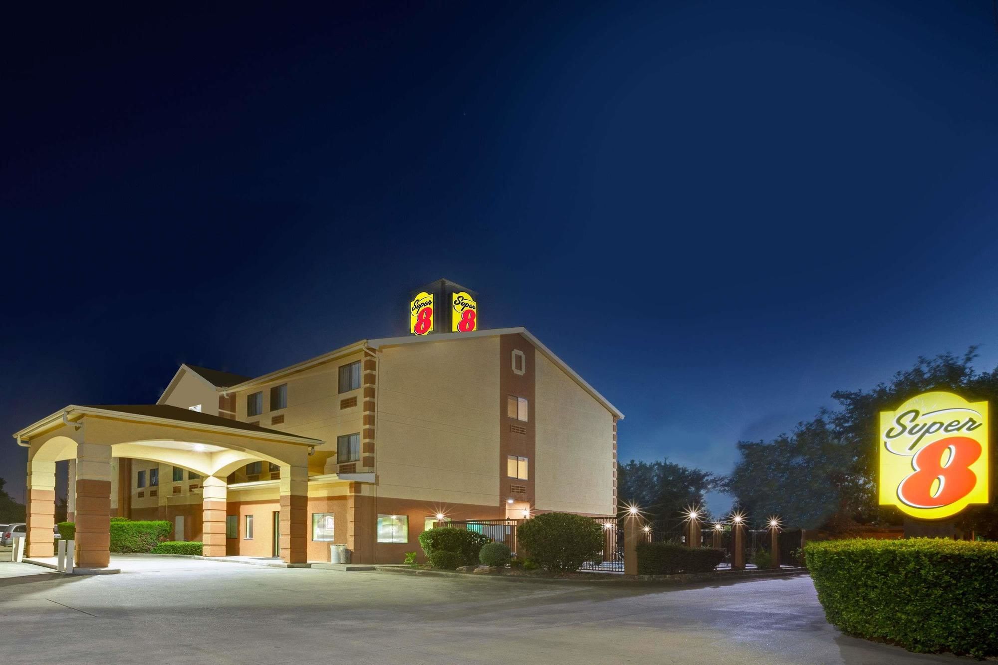 Super 8 by Wyndham Pasadena