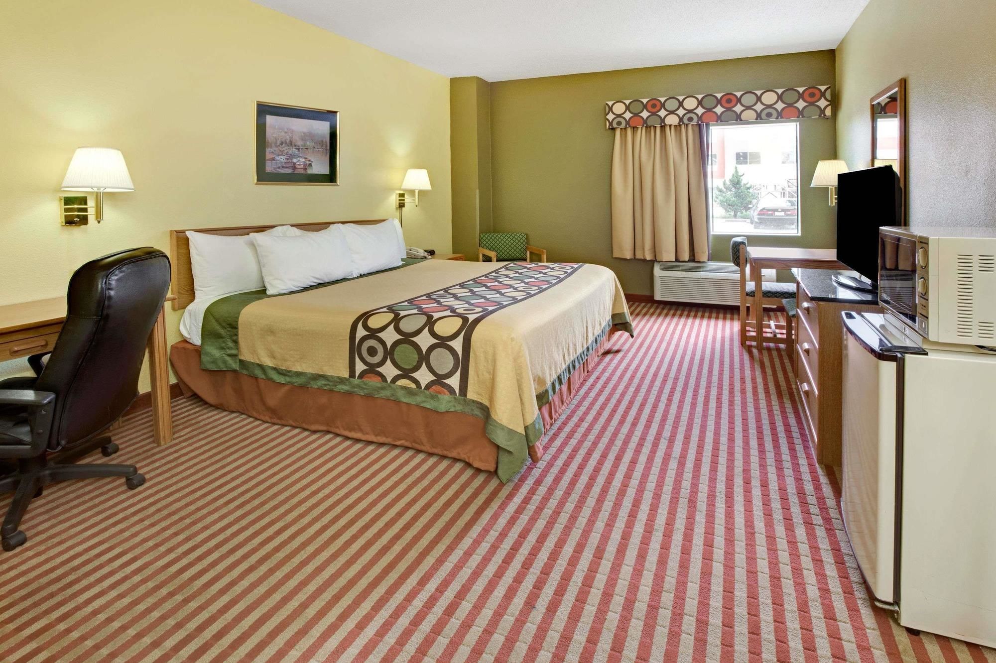 Super 8 by Wyndham Pasadena