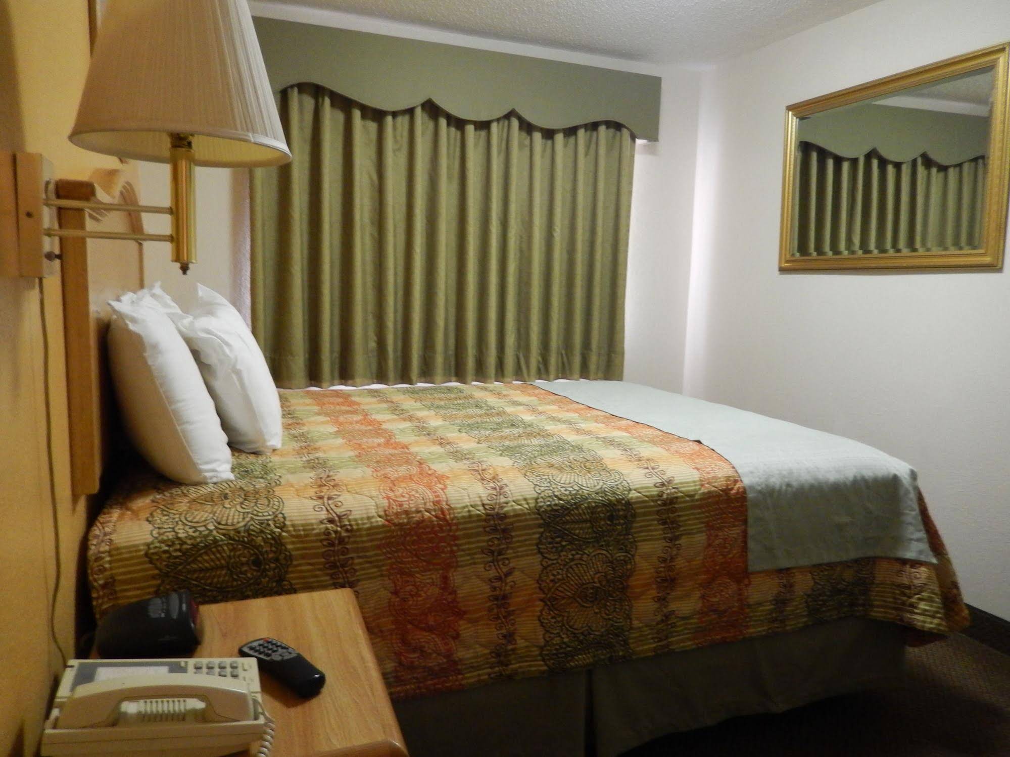 Pearsall Executive Inn And Suites