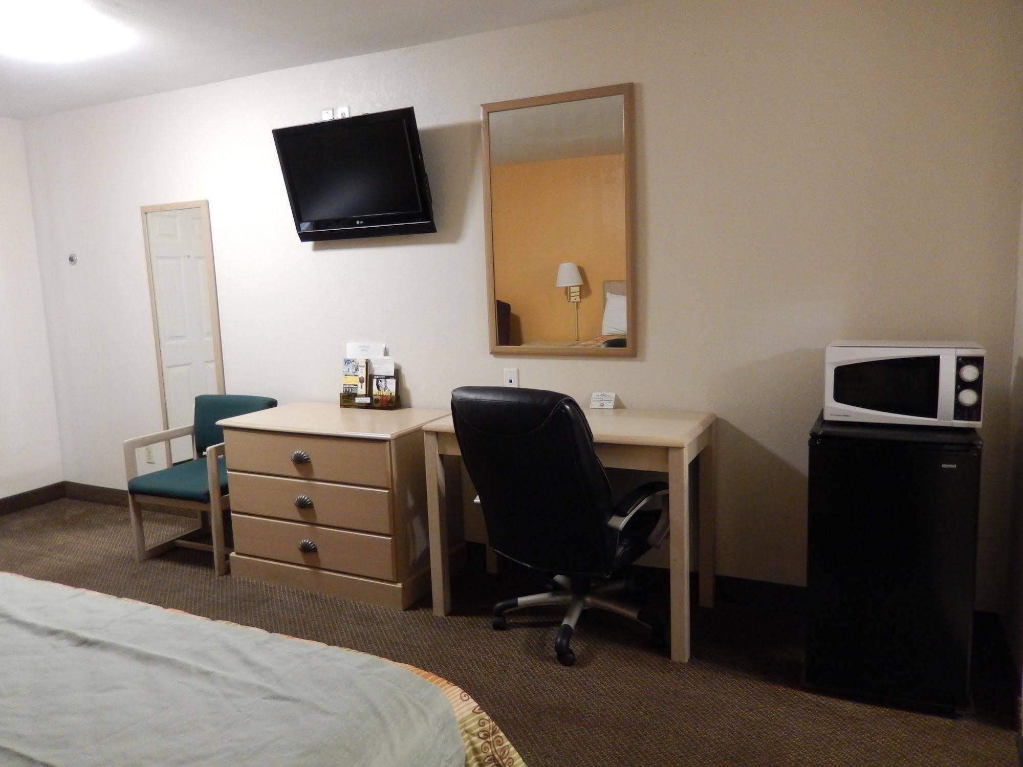 Pearsall Executive Inn And Suites