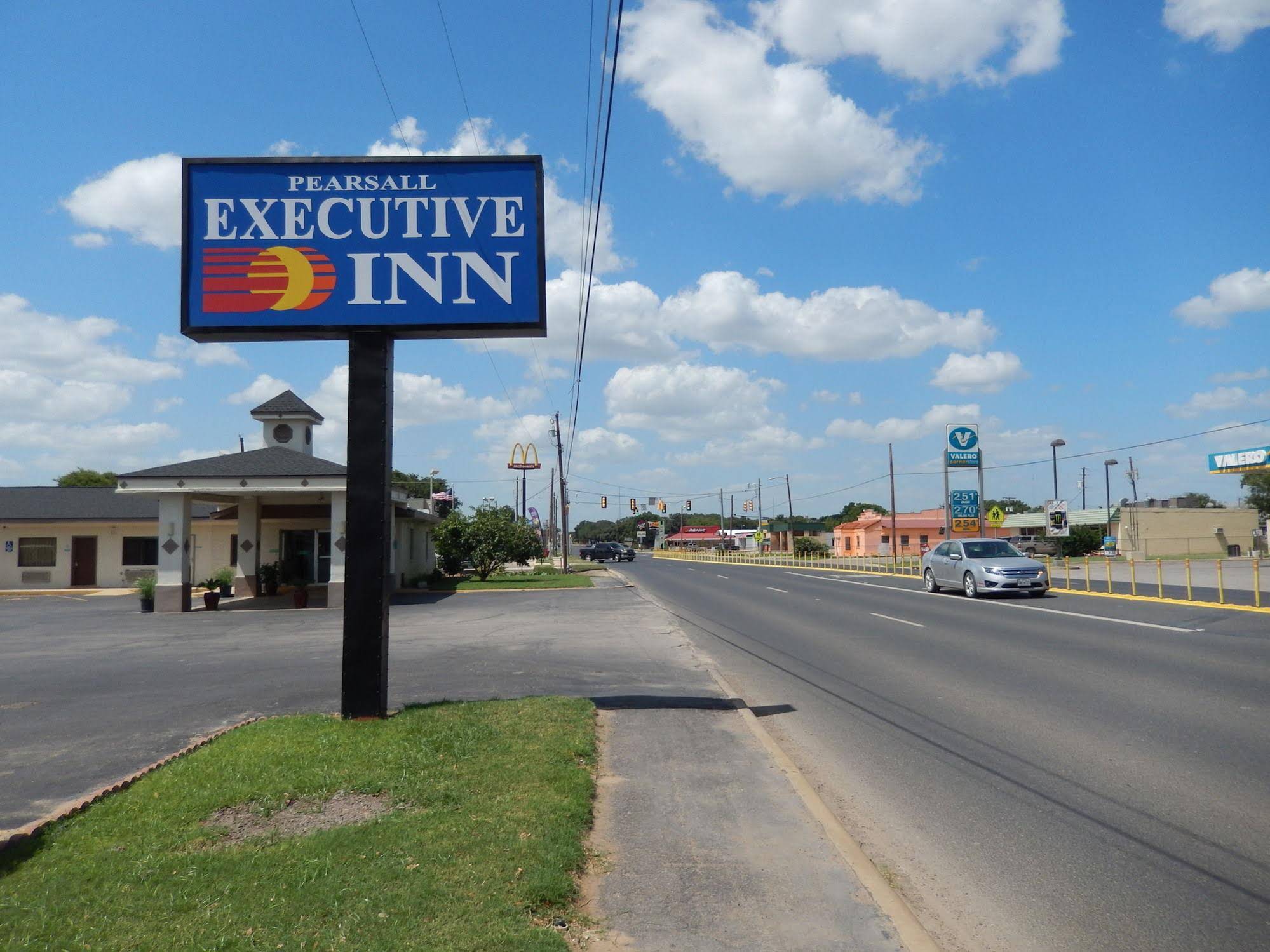 Pearsall Executive Inn And Suites