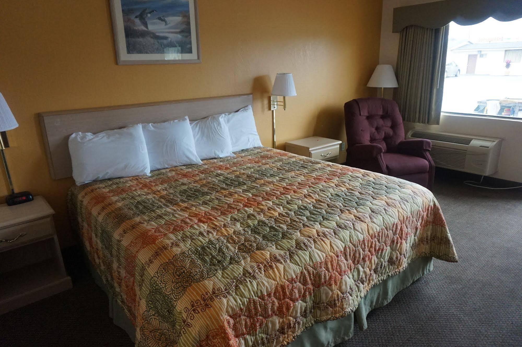Pearsall Executive Inn And Suites