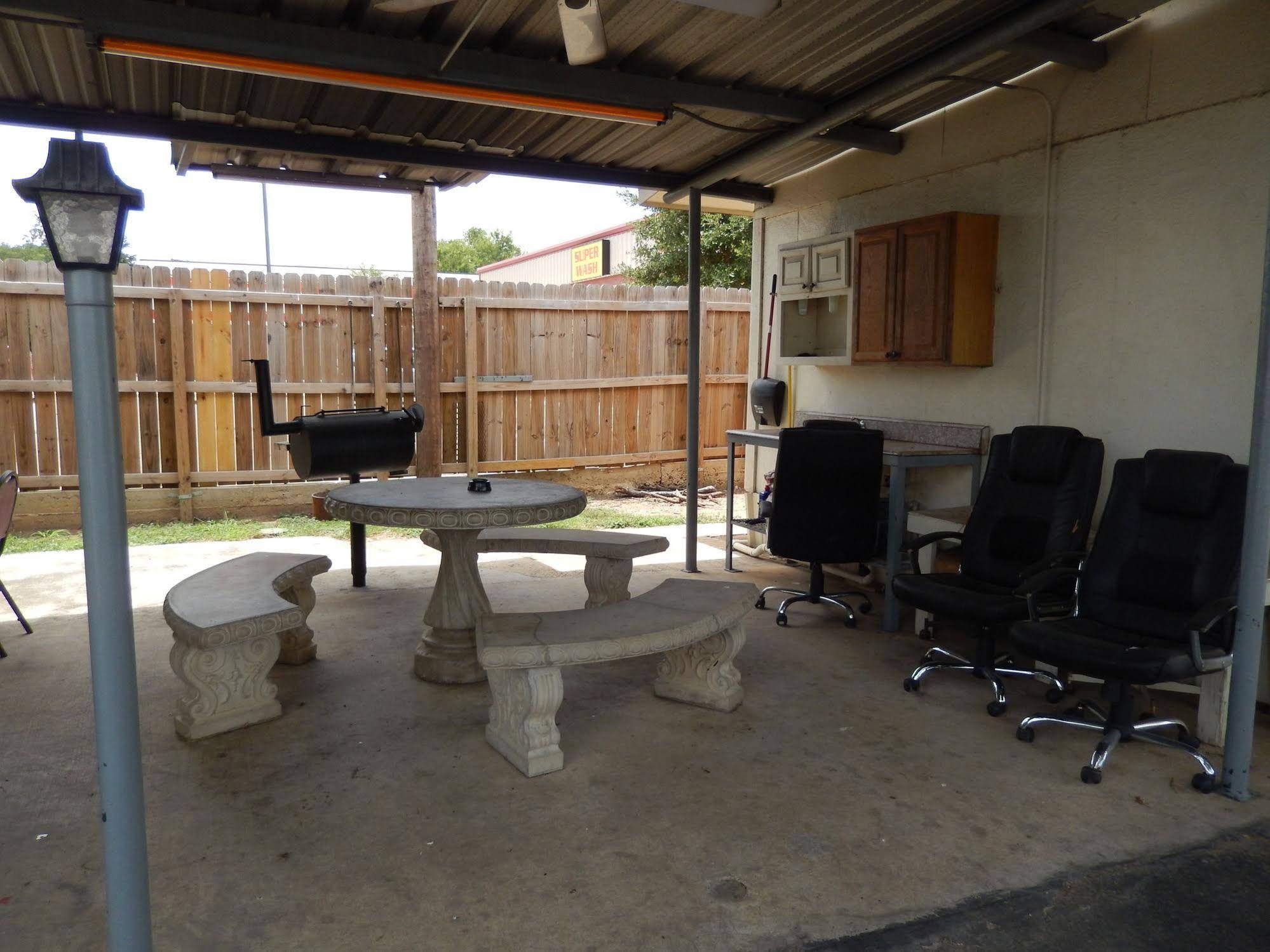 Pearsall Executive Inn And Suites