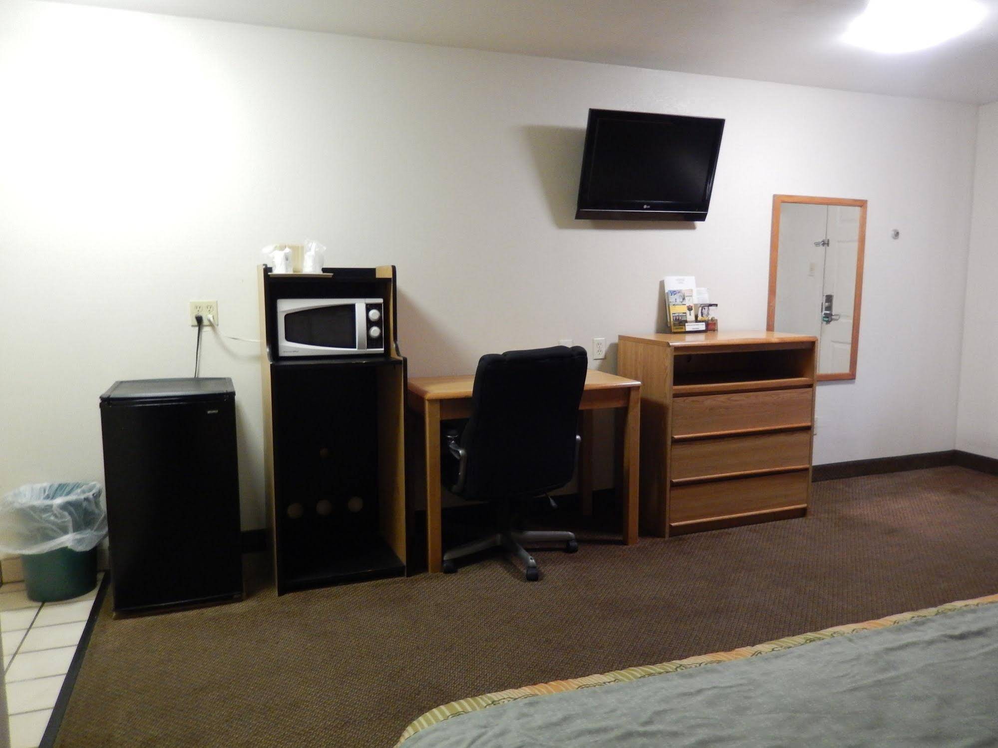 Pearsall Executive Inn And Suites