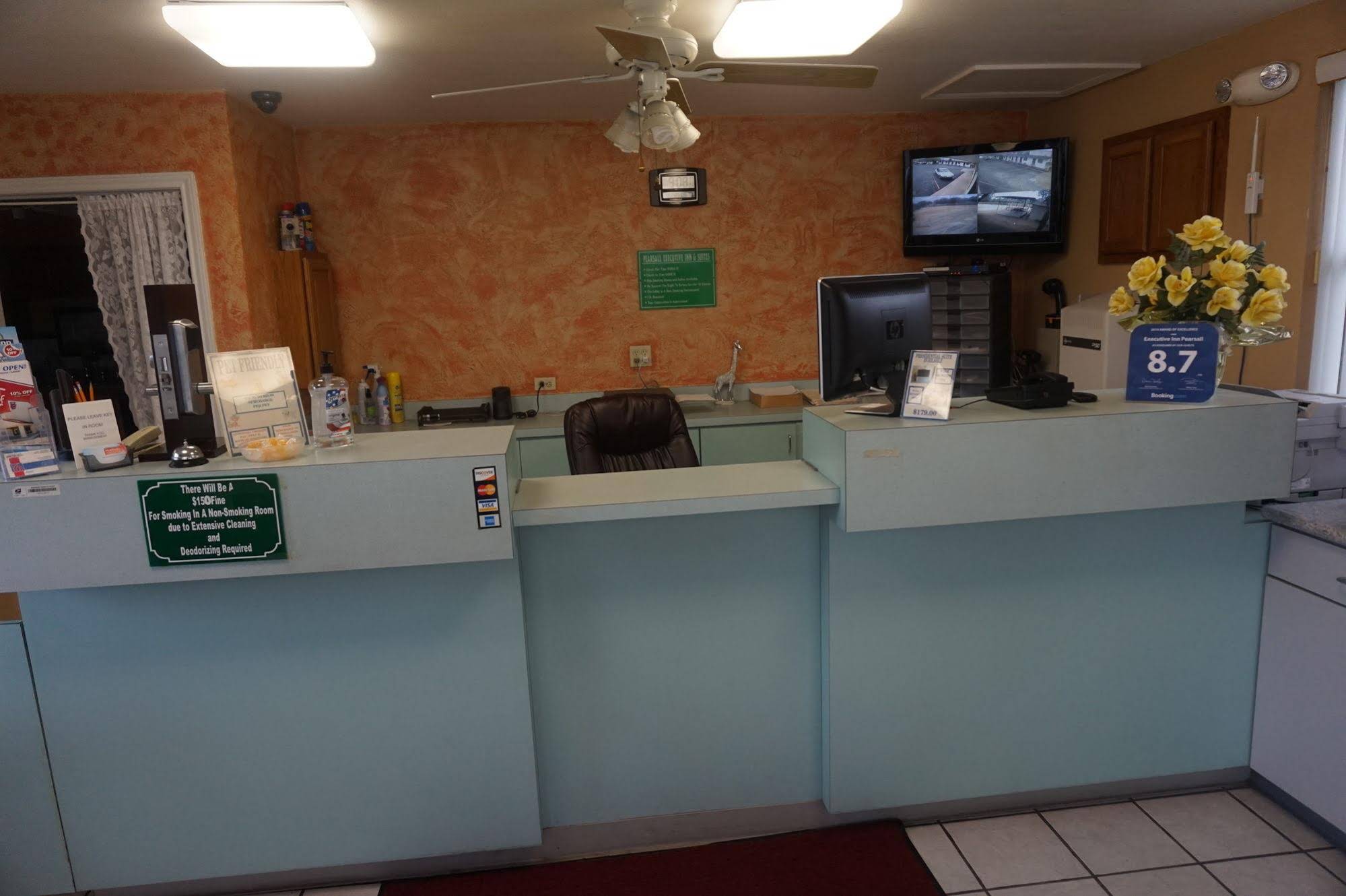 Pearsall Executive Inn And Suites