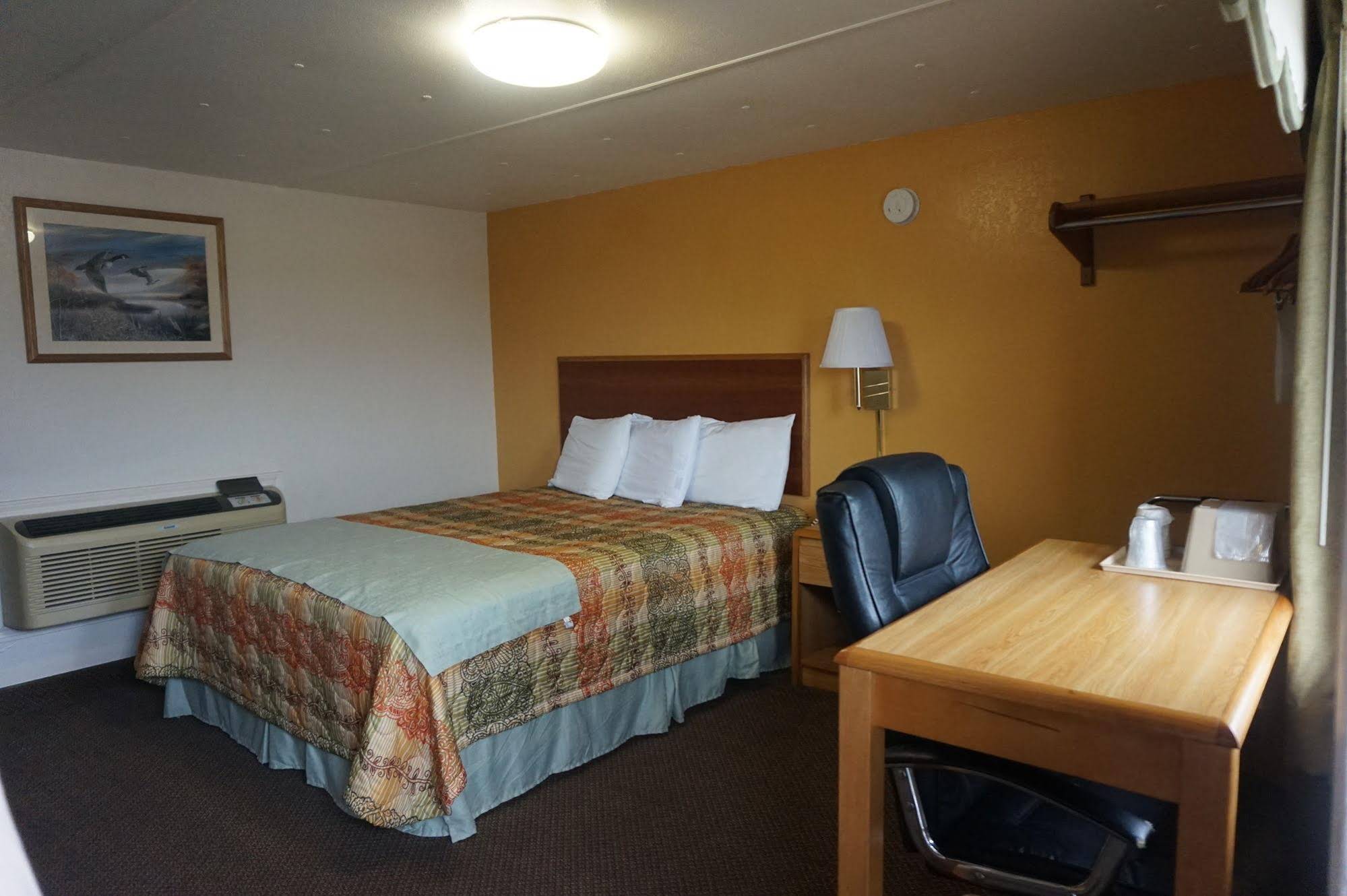 Pearsall Executive Inn And Suites