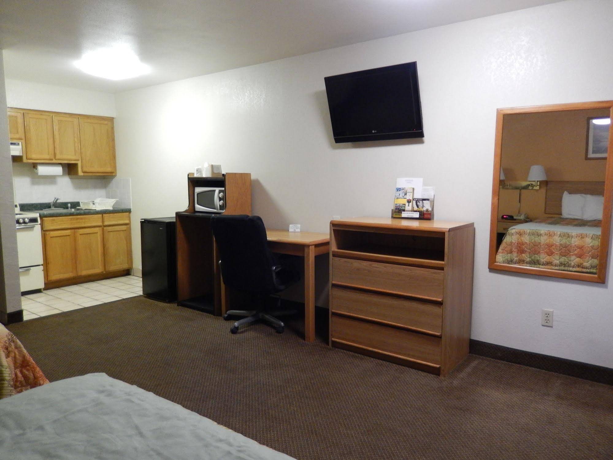 Pearsall Executive Inn And Suites