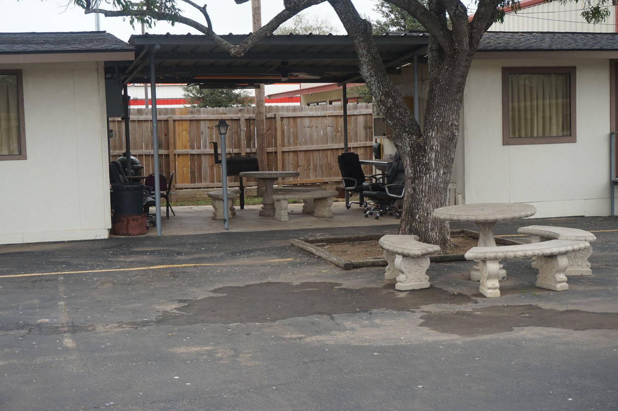 Pearsall Executive Inn And Suites