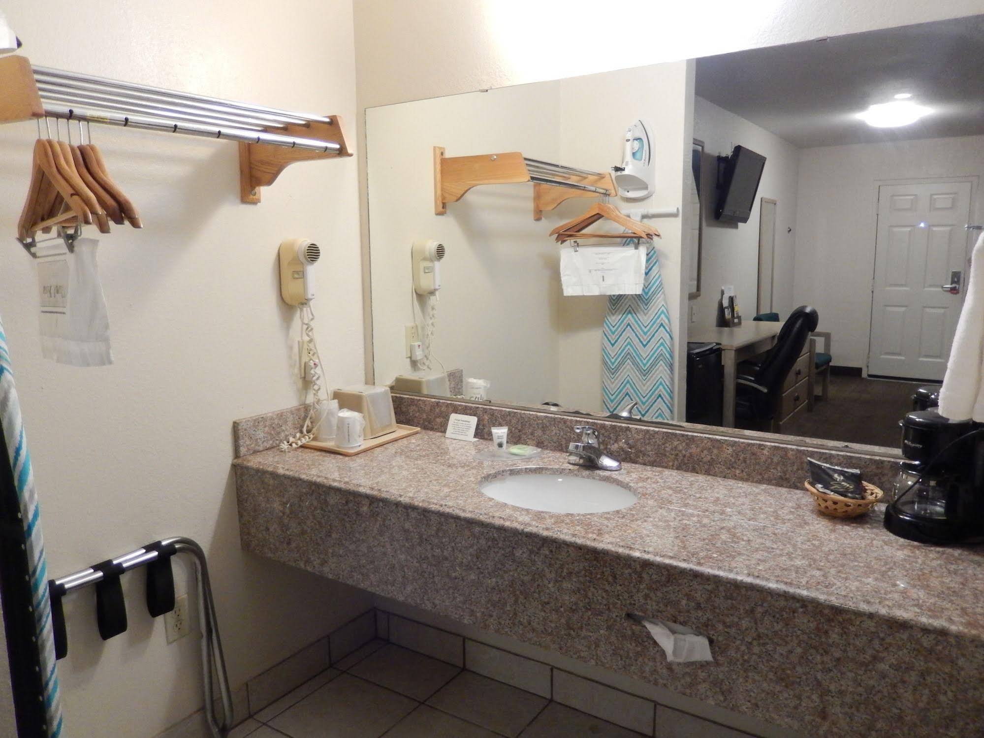 Pearsall Executive Inn And Suites