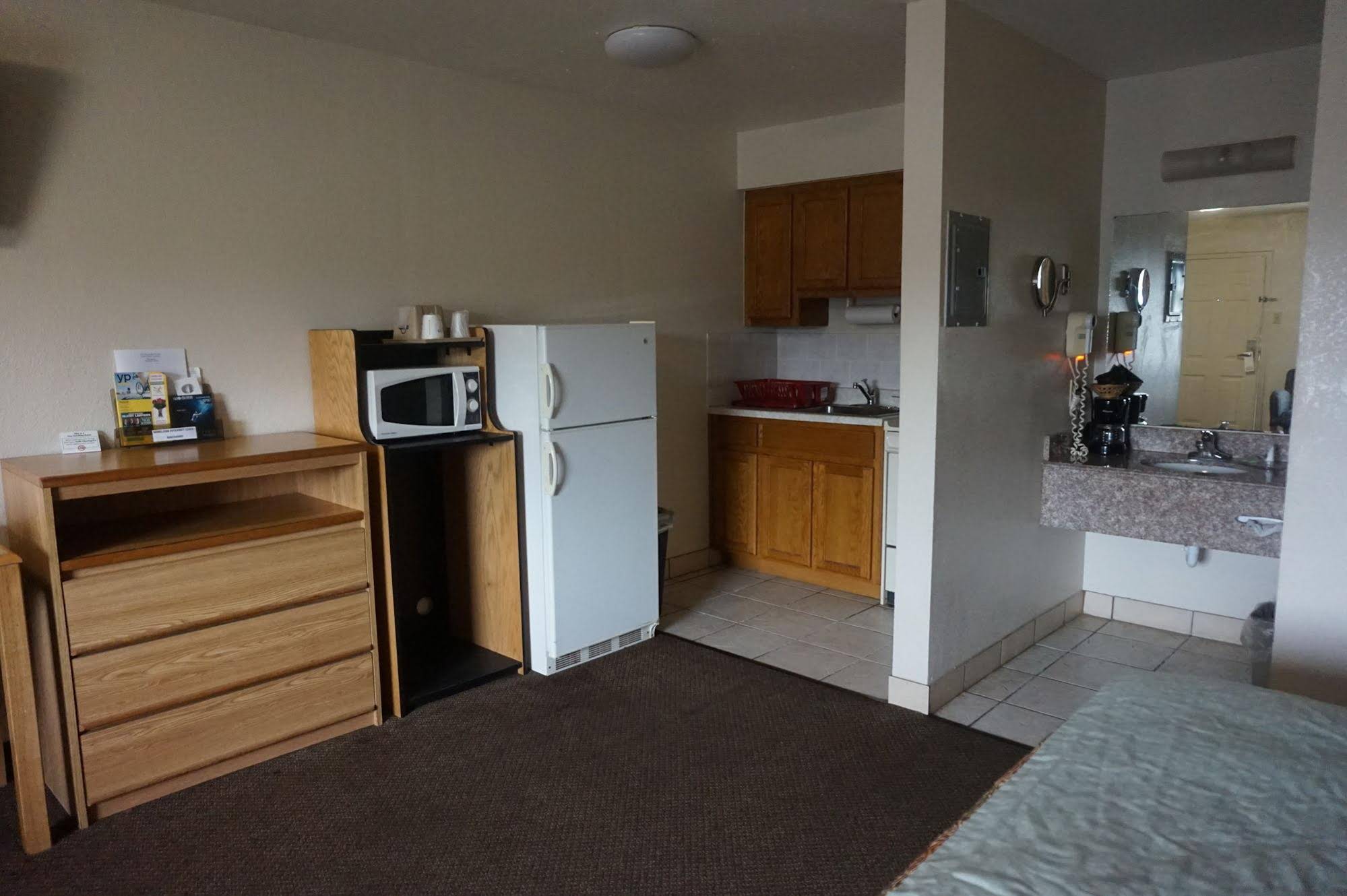 Pearsall Executive Inn And Suites