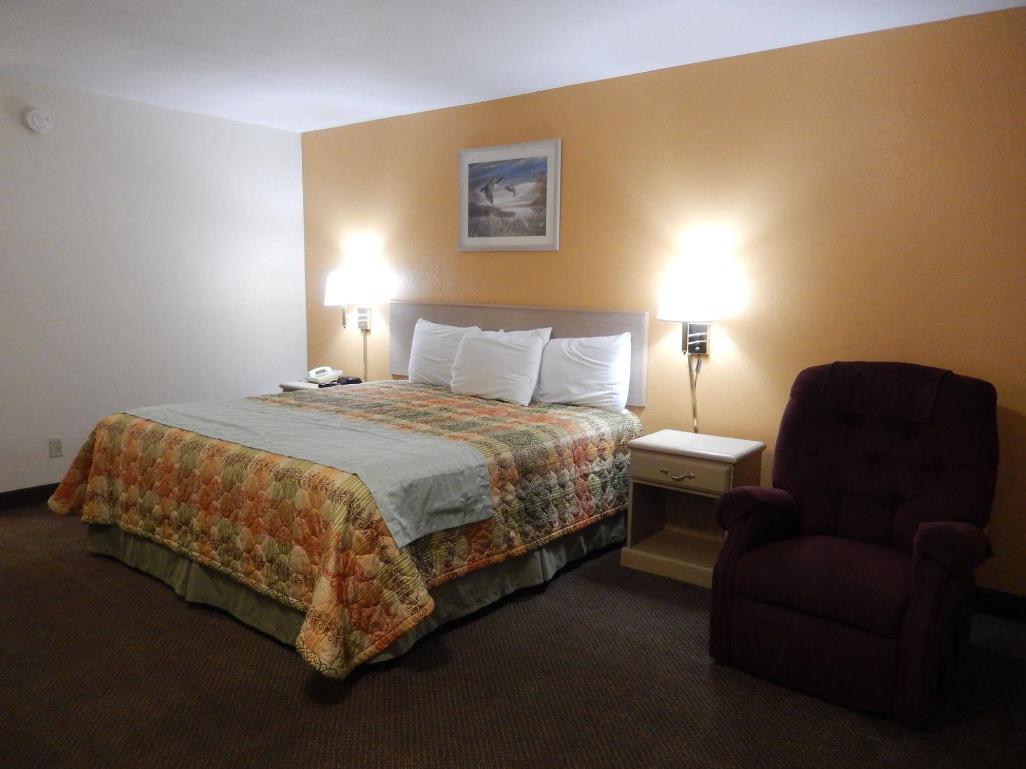 Pearsall Executive Inn And Suites
