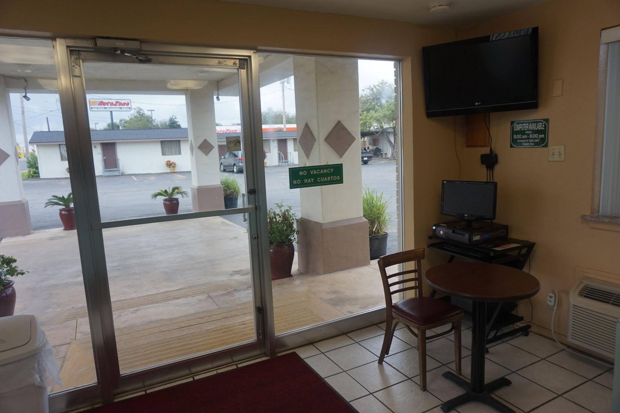 Pearsall Executive Inn And Suites
