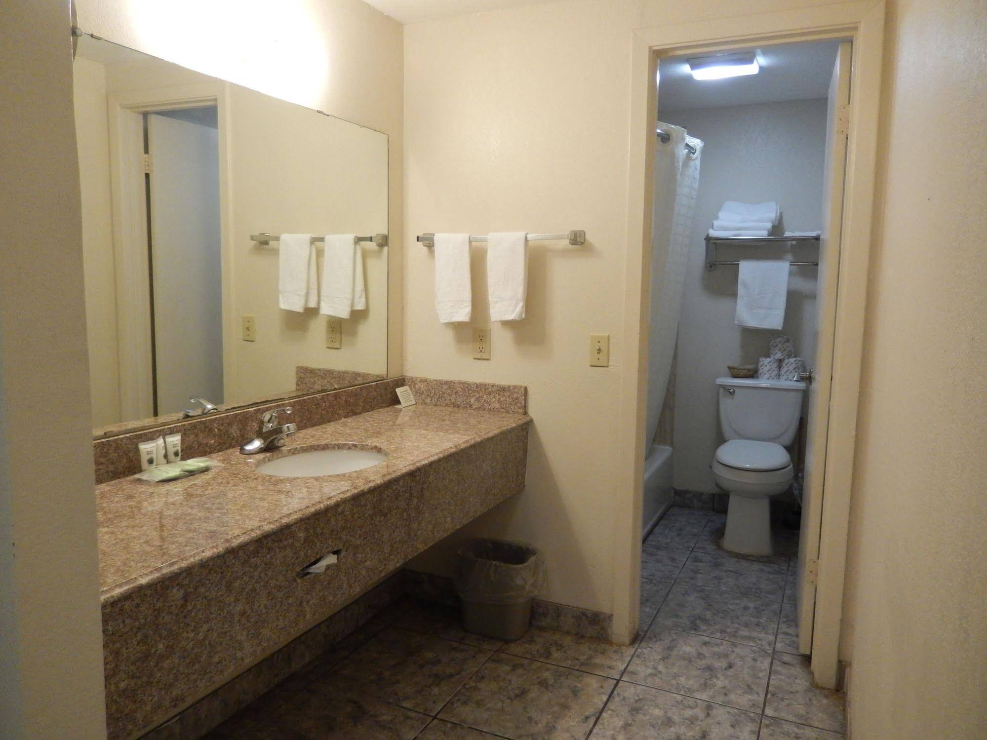 Pearsall Executive Inn And Suites