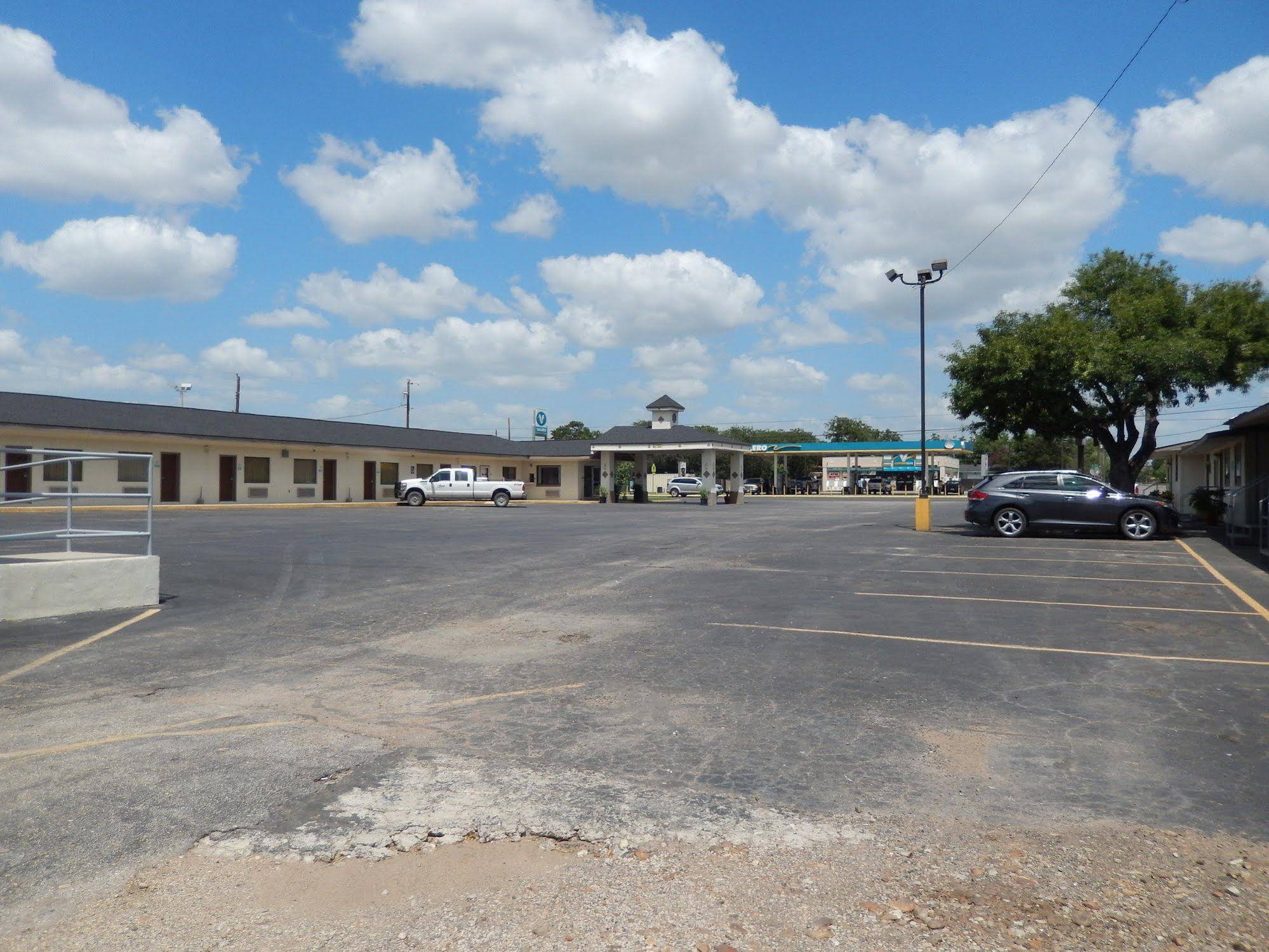 Pearsall Executive Inn And Suites