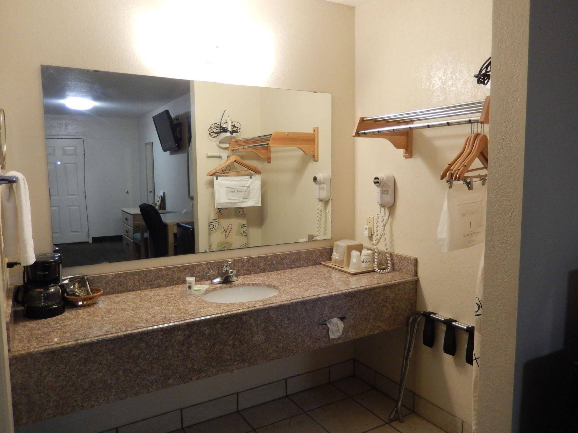 Pearsall Executive Inn And Suites
