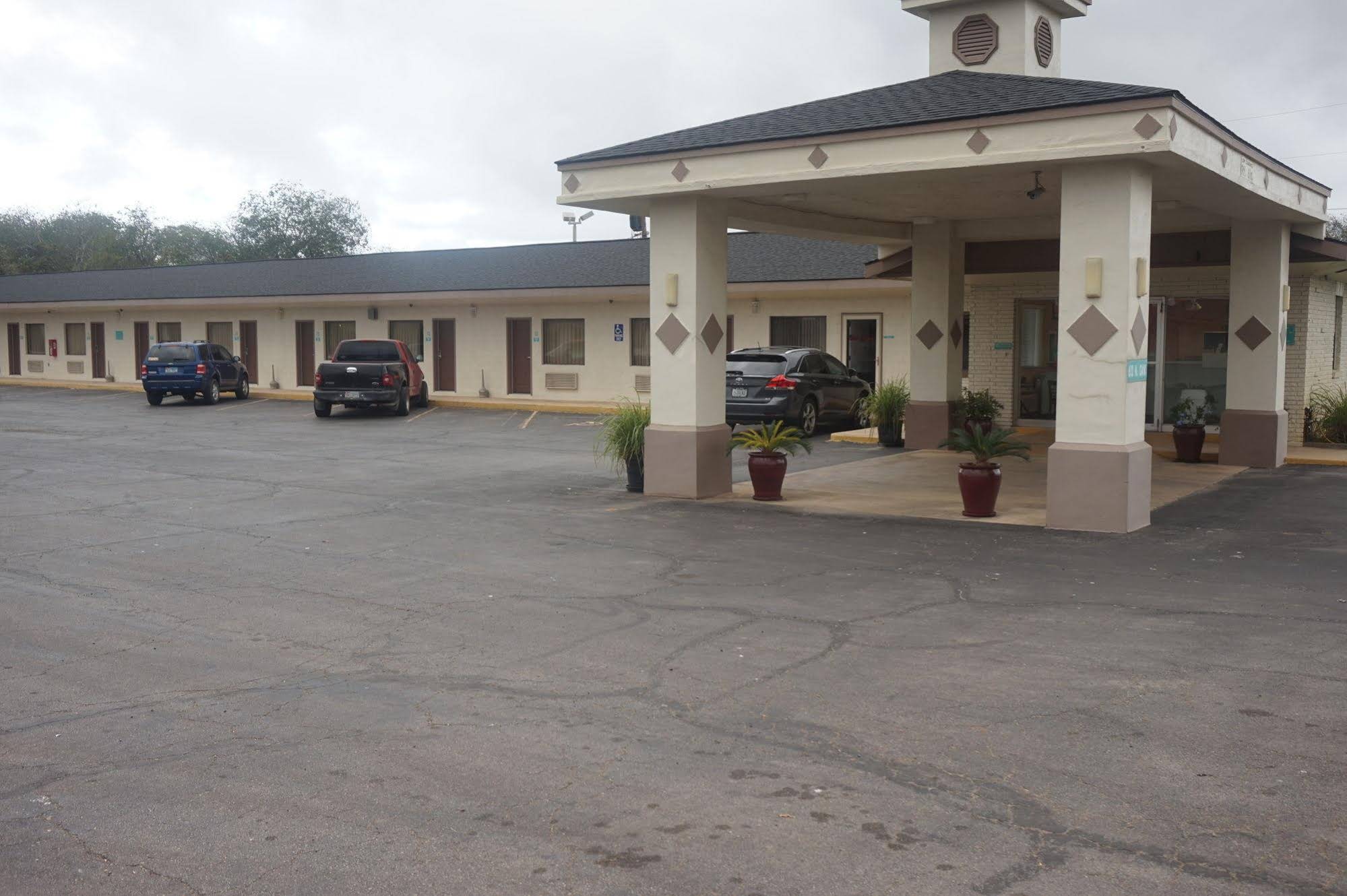 Pearsall Executive Inn And Suites