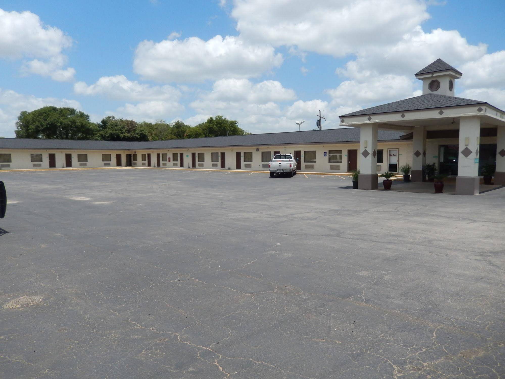 Pearsall Executive Inn And Suites