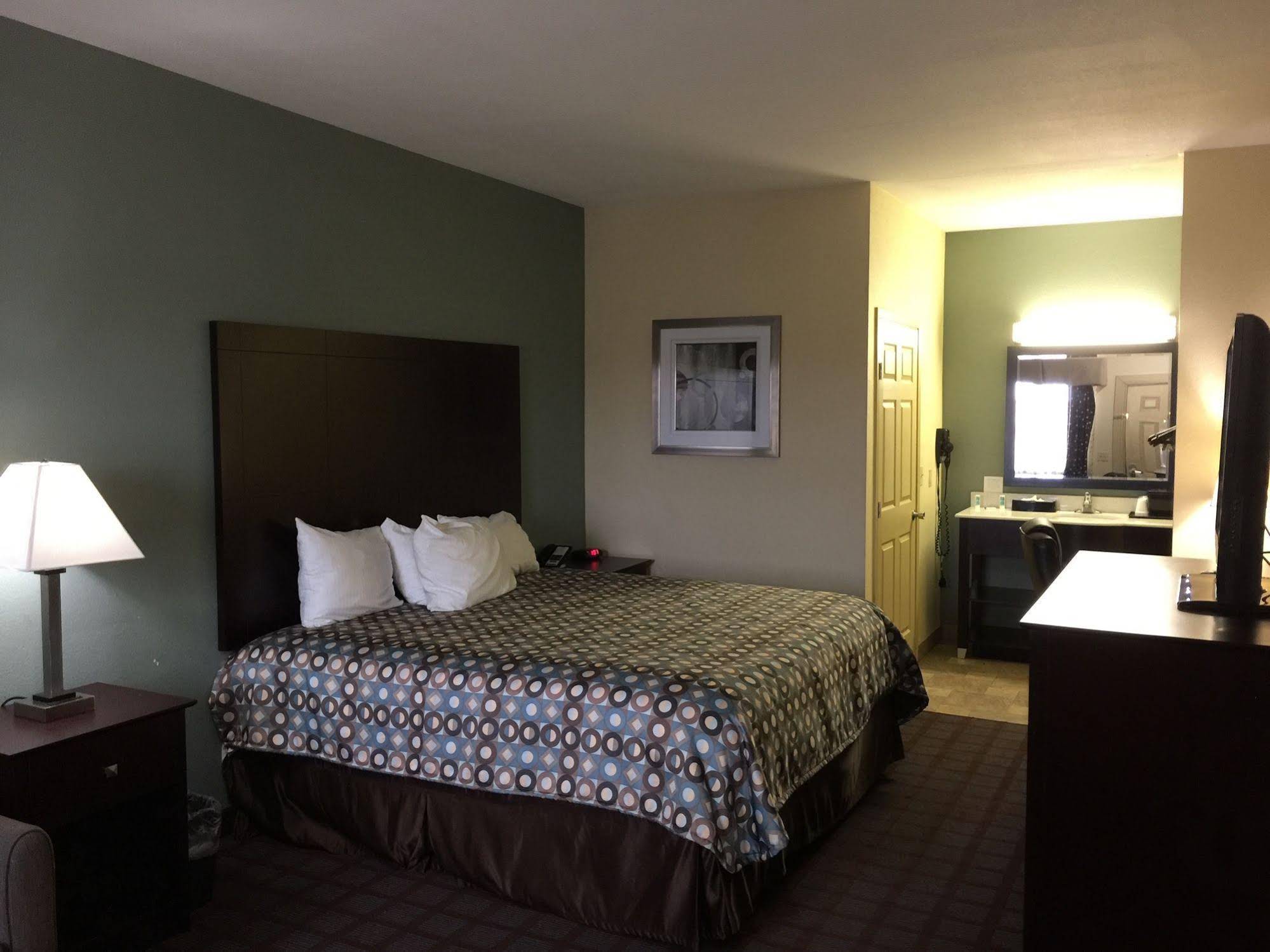 Pearsall Inn and Suites