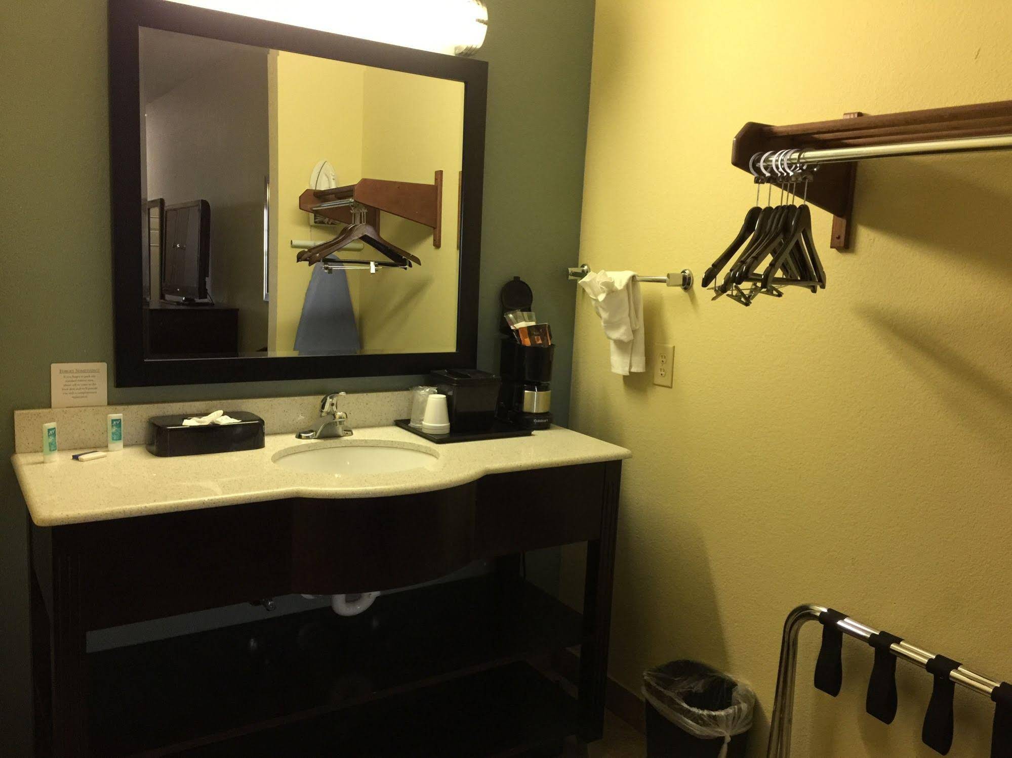 Pearsall Inn and Suites
