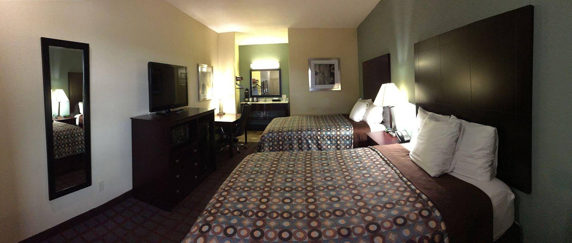 Pearsall Inn and Suites