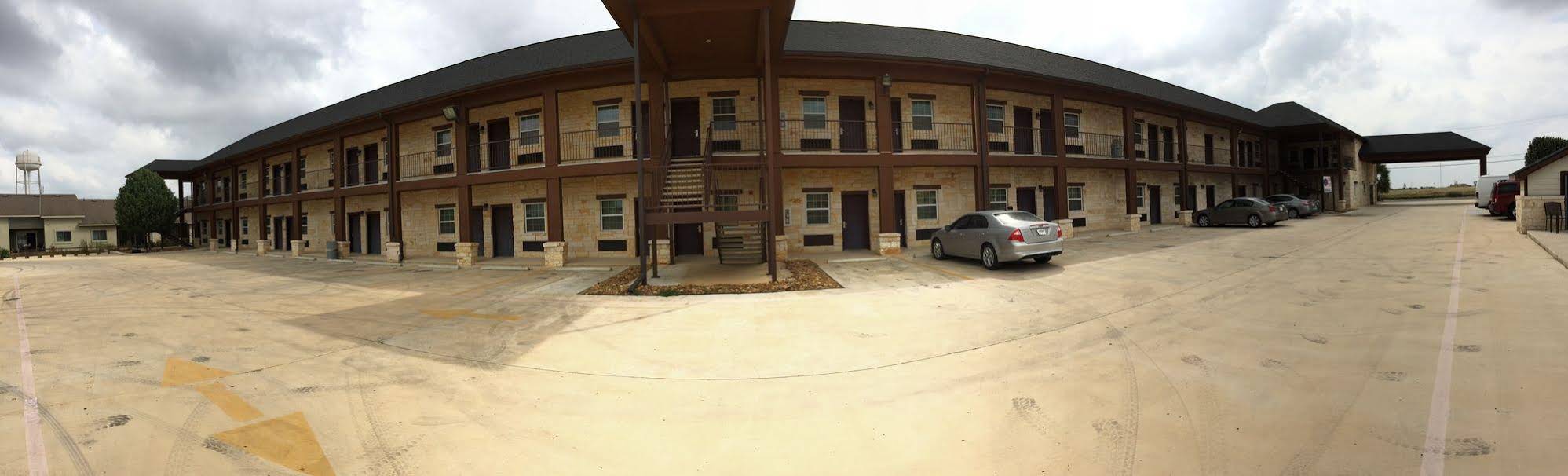 Pearsall Inn and Suites
